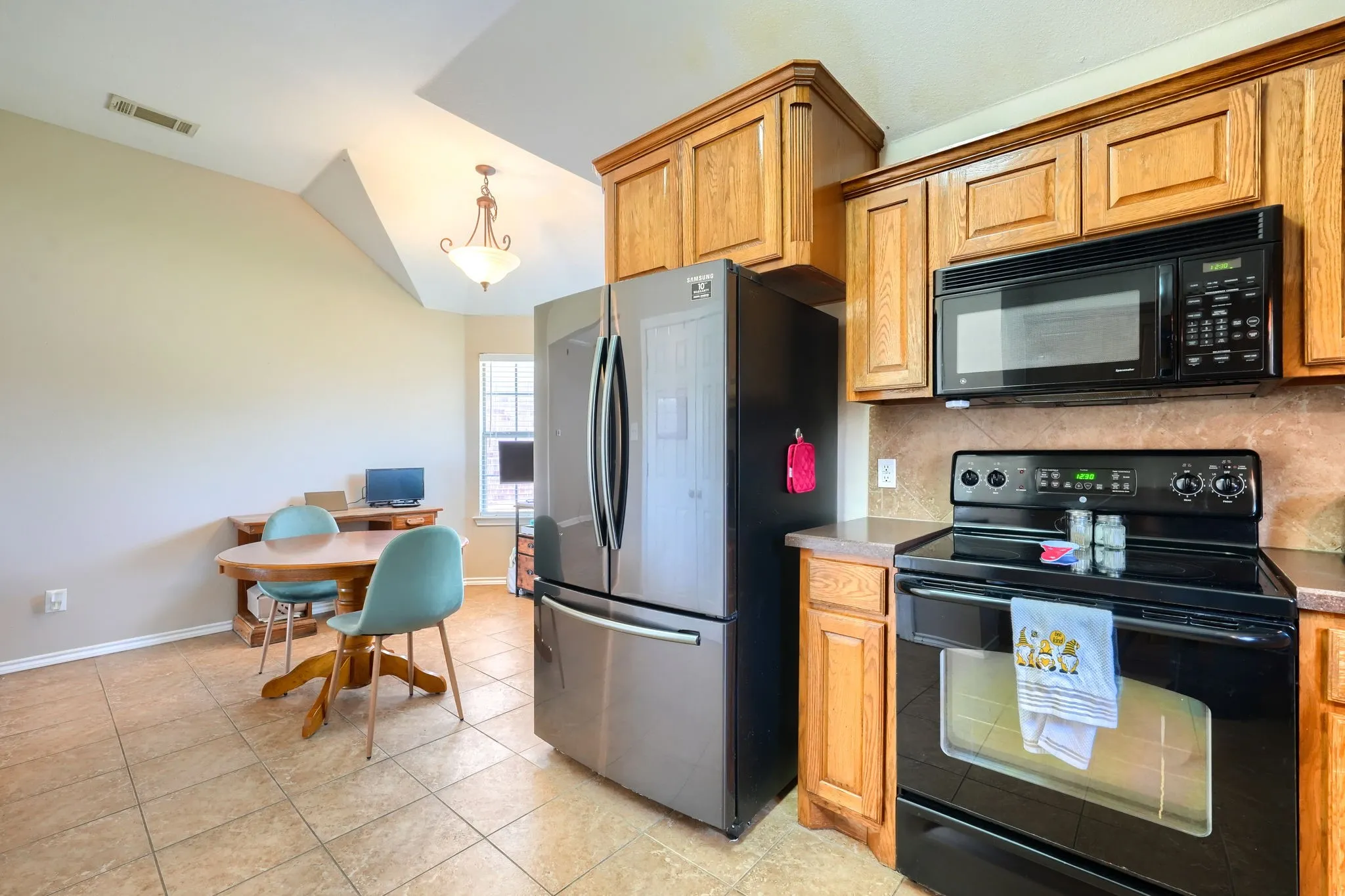 Single Family Residence For Sale in Denton County , 221 Quail Run, Aubrey, Texas 76227, 3 Bedroom, 2 Bathroom, 2 Garage spaces, 1,267 Sqft, built in 2006, mls#21330908, Real Estate Agent in Aubrey, Homes For Sale in Denton county, Homes For Sale in Aubrey, Realtor in Aubrey Texas, Real Estate Brokerage Independent Realty Texas, Luminita Cordes Realtor