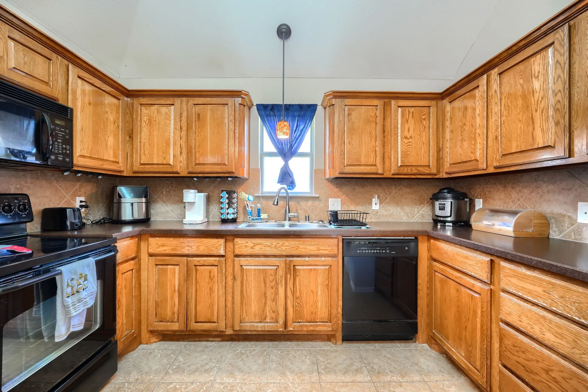 Single Family Residence For Sale in Denton County , 221 Quail Run, Aubrey, Texas 76227, 3 Bedroom, 2 Bathroom, 2 Garage spaces, 1,267 Sqft, built in 2006, mls#21330908, Real Estate Agent in Aubrey, Homes For Sale in Denton county, Homes For Sale in Aubrey, Realtor in Aubrey Texas, Real Estate Brokerage Independent Realty Texas, Luminita Cordes Realtor