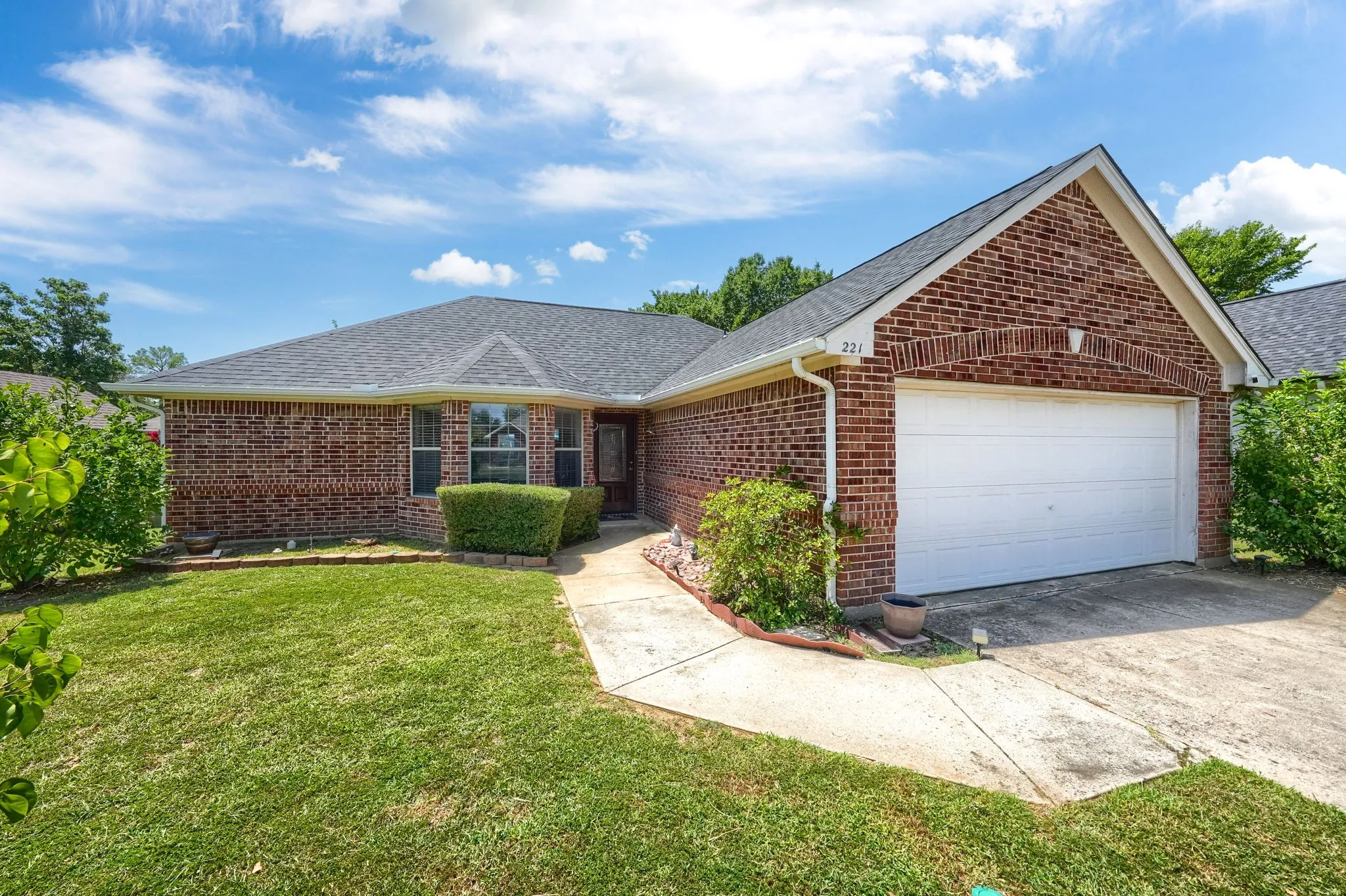 Single Family Residence For Sale in Denton County , 221 Quail Run, Aubrey, Texas 76227, 3 Bedroom, 2 Bathroom, 2 Garage spaces, 1,267 Sqft, built in 2006, mls#21330908, Real Estate Agent in Aubrey, Homes For Sale in Denton county, Homes For Sale in Aubrey, Realtor in Aubrey Texas, Real Estate Brokerage Independent Realty Texas, Luminita Cordes Realtor