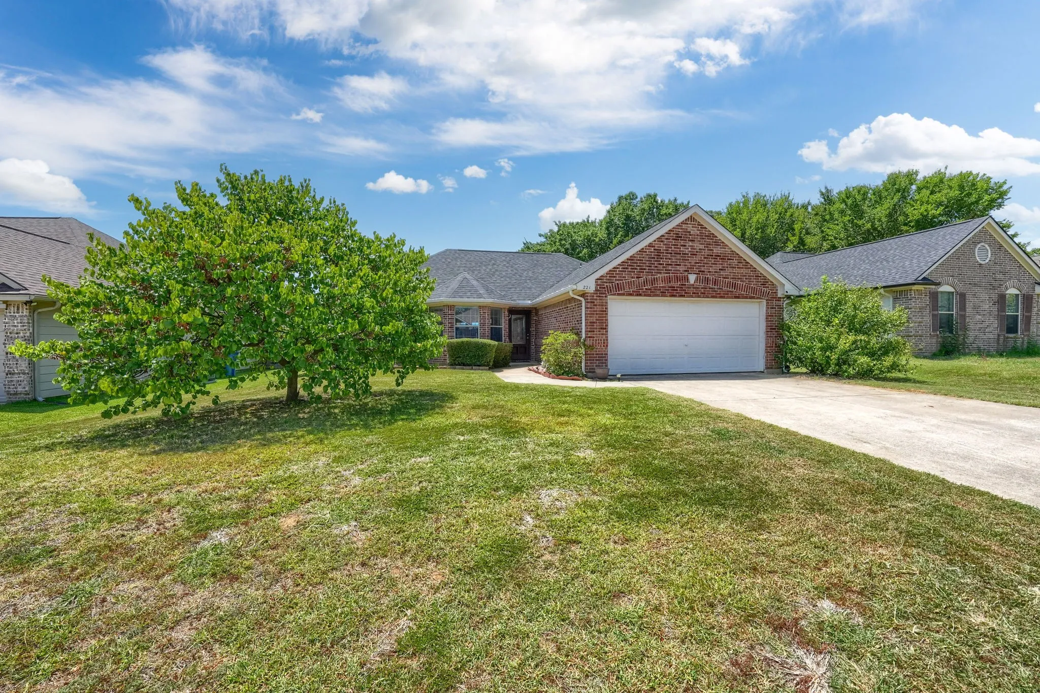 Single Family Residence For Sale in Denton County , 221 Quail Run, Aubrey, Texas 76227, 3 Bedroom, 2 Bathroom, 2 Garage spaces, 1,267 Sqft, built in 2006, mls#21330908, Real Estate Agent in Aubrey, Homes For Sale in Denton county, Homes For Sale in Aubrey, Realtor in Aubrey Texas, Real Estate Brokerage Independent Realty Texas, Luminita Cordes Realtor
