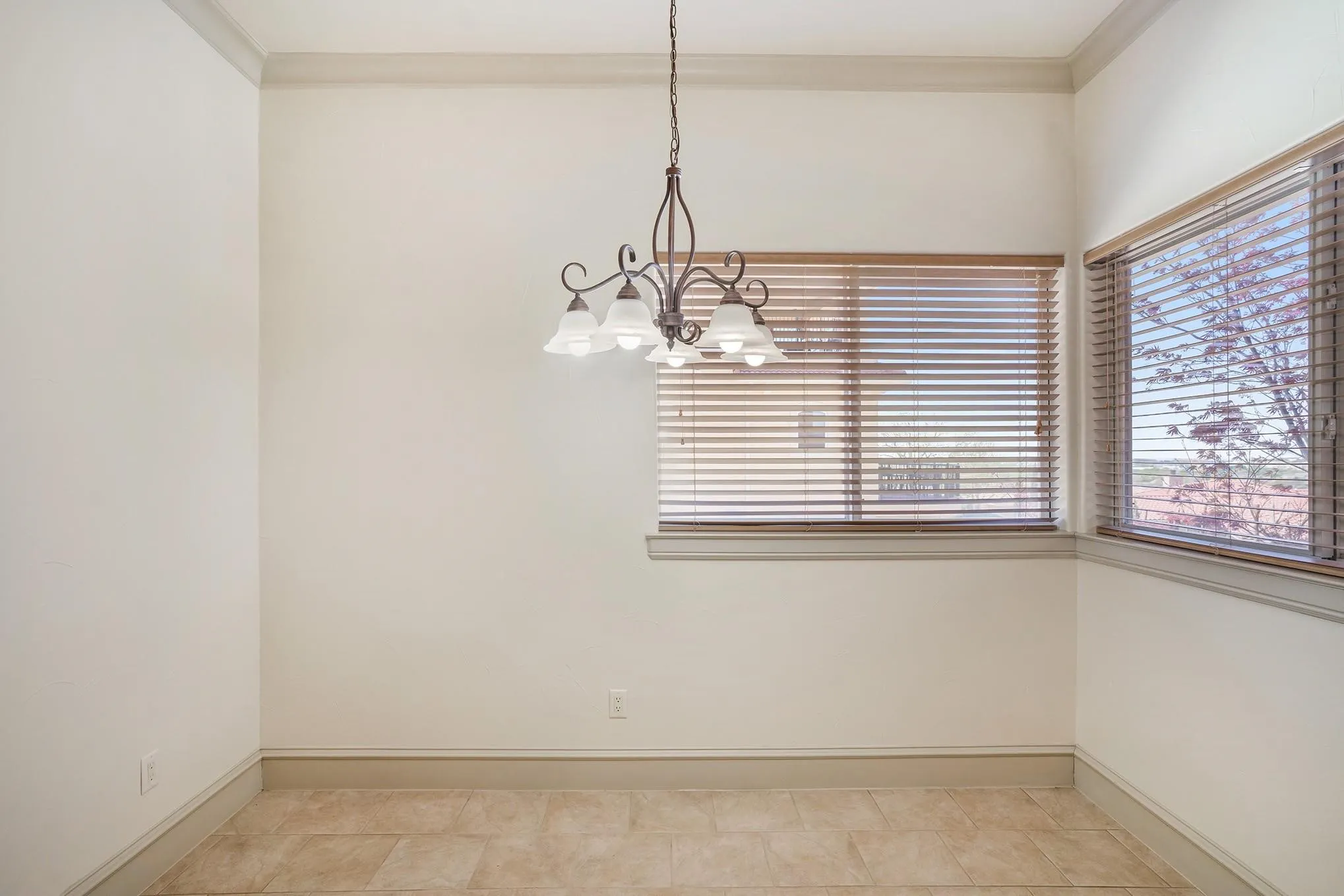 Single Family Residence For Rent in Tarrant County , 7713 Lakeview Circle, Fort Worth, Texas 76179, 4 Bedroom, 3 Bathroom, 2 Garage spaces, 3,817 Sqft, built in 2006, mls#21335104, Real Estate Agent in Fort Worth, Homes For Rent in Tarrant county, Homes For Rent in Fort Worth, Realtor in Fort Worth Texas, Real Estate Brokerage Independent Realty Texas, Luminita Cordes Realtor