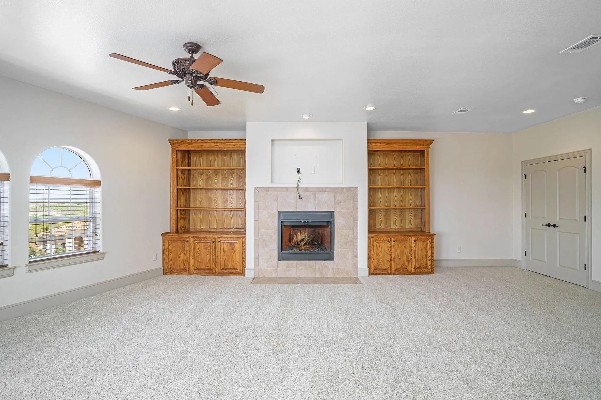 Single Family Residence For Rent in Tarrant County , 7713 Lakeview Circle, Fort Worth, Texas 76179, 4 Bedroom, 3 Bathroom, 2 Garage spaces, 3,817 Sqft, built in 2006, mls#21335104, Real Estate Agent in Fort Worth, Homes For Rent in Tarrant county, Homes For Rent in Fort Worth, Realtor in Fort Worth Texas, Real Estate Brokerage Independent Realty Texas, Luminita Cordes Realtor