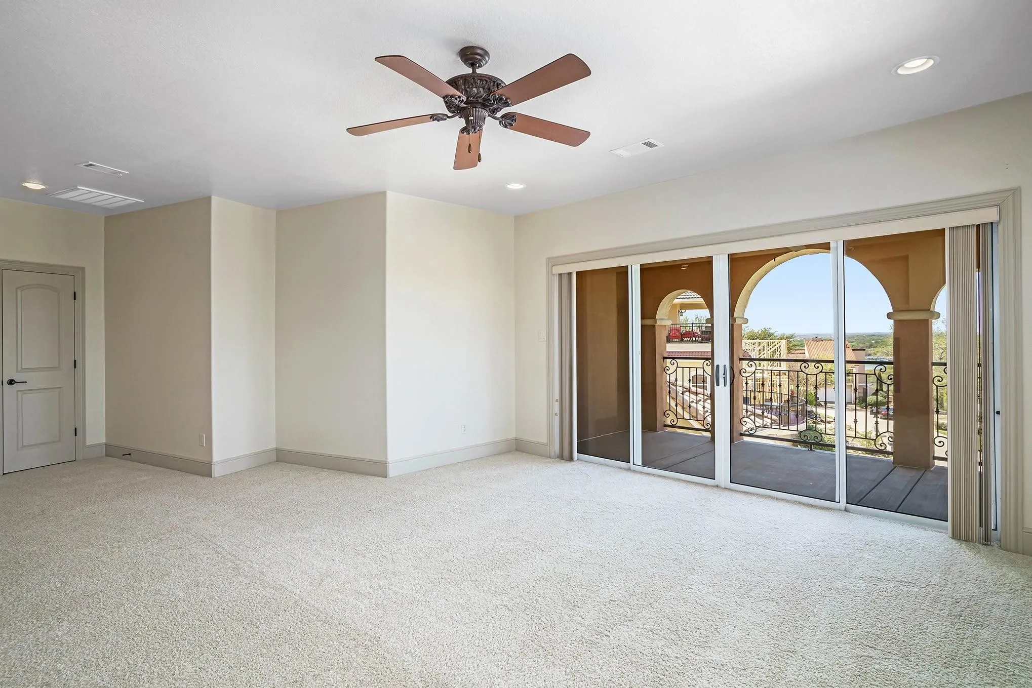 Single Family Residence For Rent in Tarrant County , 7713 Lakeview Circle, Fort Worth, Texas 76179, 4 Bedroom, 3 Bathroom, 2 Garage spaces, 3,817 Sqft, built in 2006, mls#21335104, Real Estate Agent in Fort Worth, Homes For Rent in Tarrant county, Homes For Rent in Fort Worth, Realtor in Fort Worth Texas, Real Estate Brokerage Independent Realty Texas, Luminita Cordes Realtor