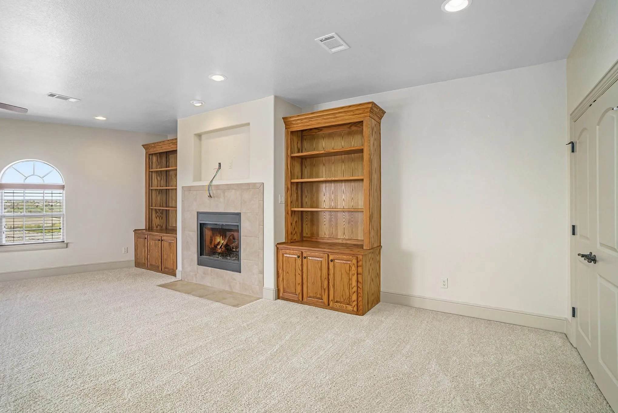 Single Family Residence For Rent in Tarrant County , 7713 Lakeview Circle, Fort Worth, Texas 76179, 4 Bedroom, 3 Bathroom, 2 Garage spaces, 3,817 Sqft, built in 2006, mls#21335104, Real Estate Agent in Fort Worth, Homes For Rent in Tarrant county, Homes For Rent in Fort Worth, Realtor in Fort Worth Texas, Real Estate Brokerage Independent Realty Texas, Luminita Cordes Realtor