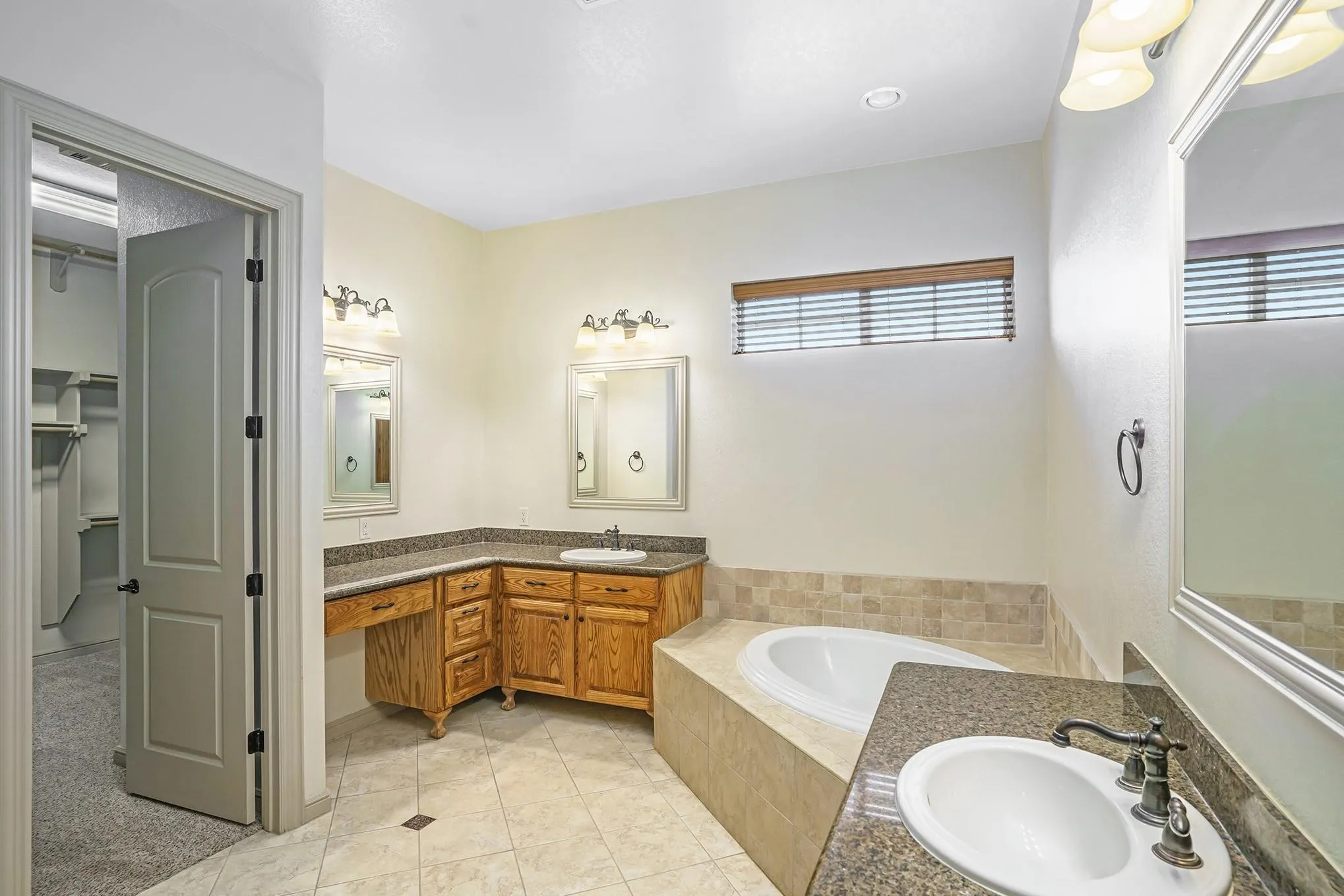 Single Family Residence For Rent in Tarrant County , 7713 Lakeview Circle, Fort Worth, Texas 76179, 4 Bedroom, 3 Bathroom, 2 Garage spaces, 3,817 Sqft, built in 2006, mls#21335104, Real Estate Agent in Fort Worth, Homes For Rent in Tarrant county, Homes For Rent in Fort Worth, Realtor in Fort Worth Texas, Real Estate Brokerage Independent Realty Texas, Luminita Cordes Realtor