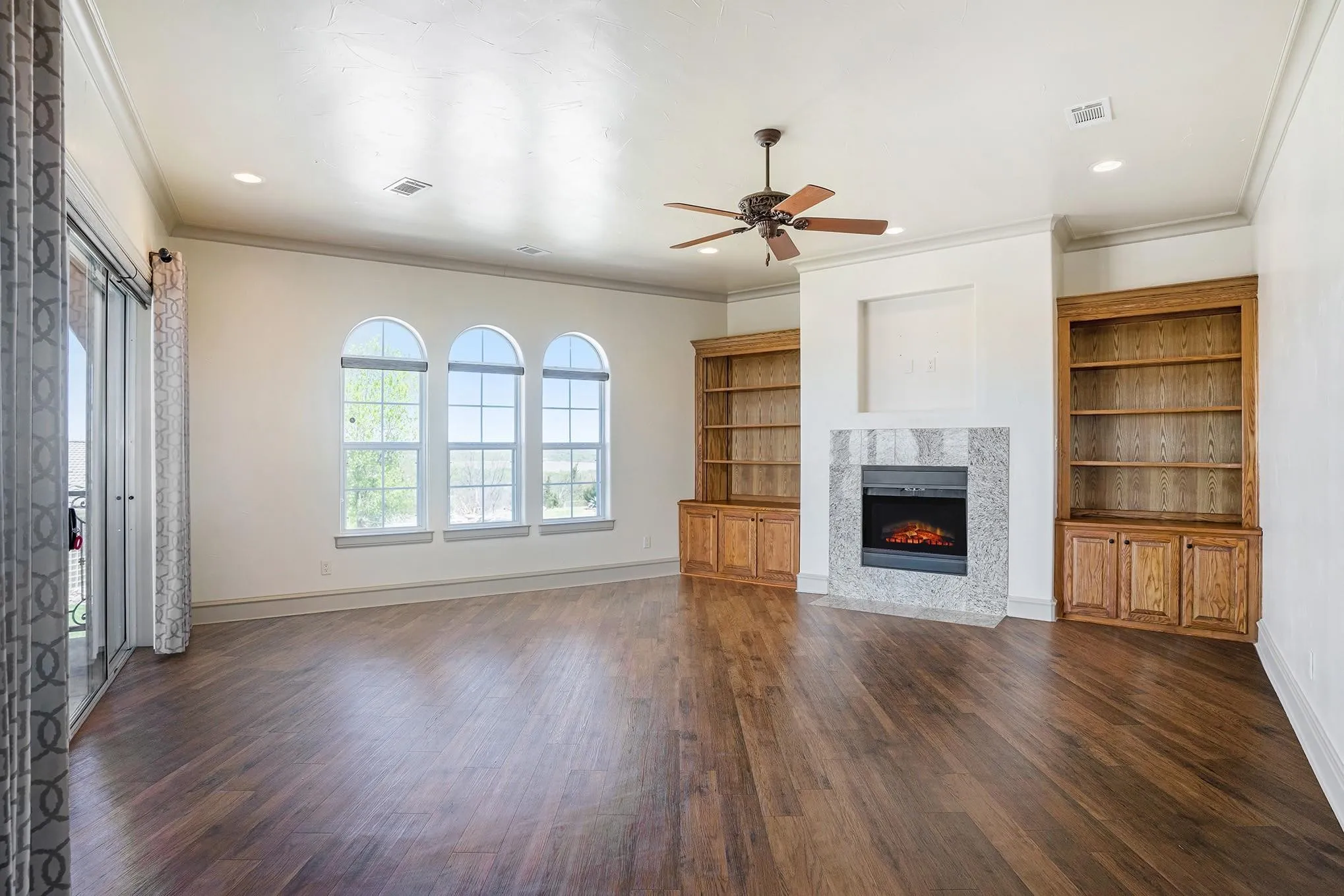 Single Family Residence For Rent in Tarrant County , 7713 Lakeview Circle, Fort Worth, Texas 76179, 4 Bedroom, 3 Bathroom, 2 Garage spaces, 3,817 Sqft, built in 2006, mls#21335104, Real Estate Agent in Fort Worth, Homes For Rent in Tarrant county, Homes For Rent in Fort Worth, Realtor in Fort Worth Texas, Real Estate Brokerage Independent Realty Texas, Luminita Cordes Realtor