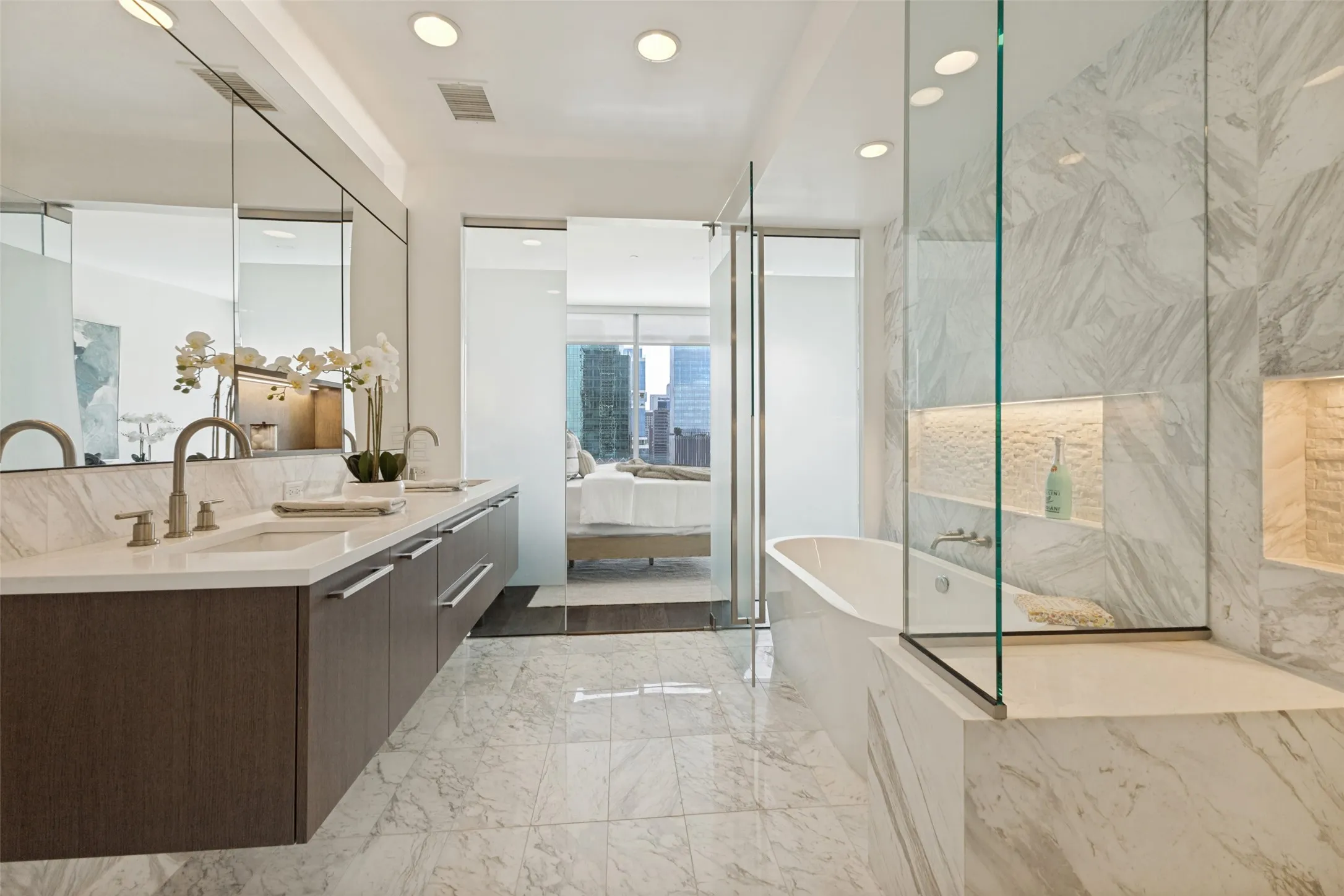 Condominium For Sale in Dallas County , 3130 N Harwood Street 1401, Dallas, Texas 75201, 3 Bedrooms, 4 Bathrooms, 2 Garage spaces, 2,231 Sqft, built in 2018, Price $1,712,000, mls#21333577, Real Estate Agent in Dallas, Homes For Sale in Dallas county, Homes For Sale in Dallas, Realtor in Dallas Texas, Real Estate Brokerage Independent Realty Texas, Luminita Cordes Realtor