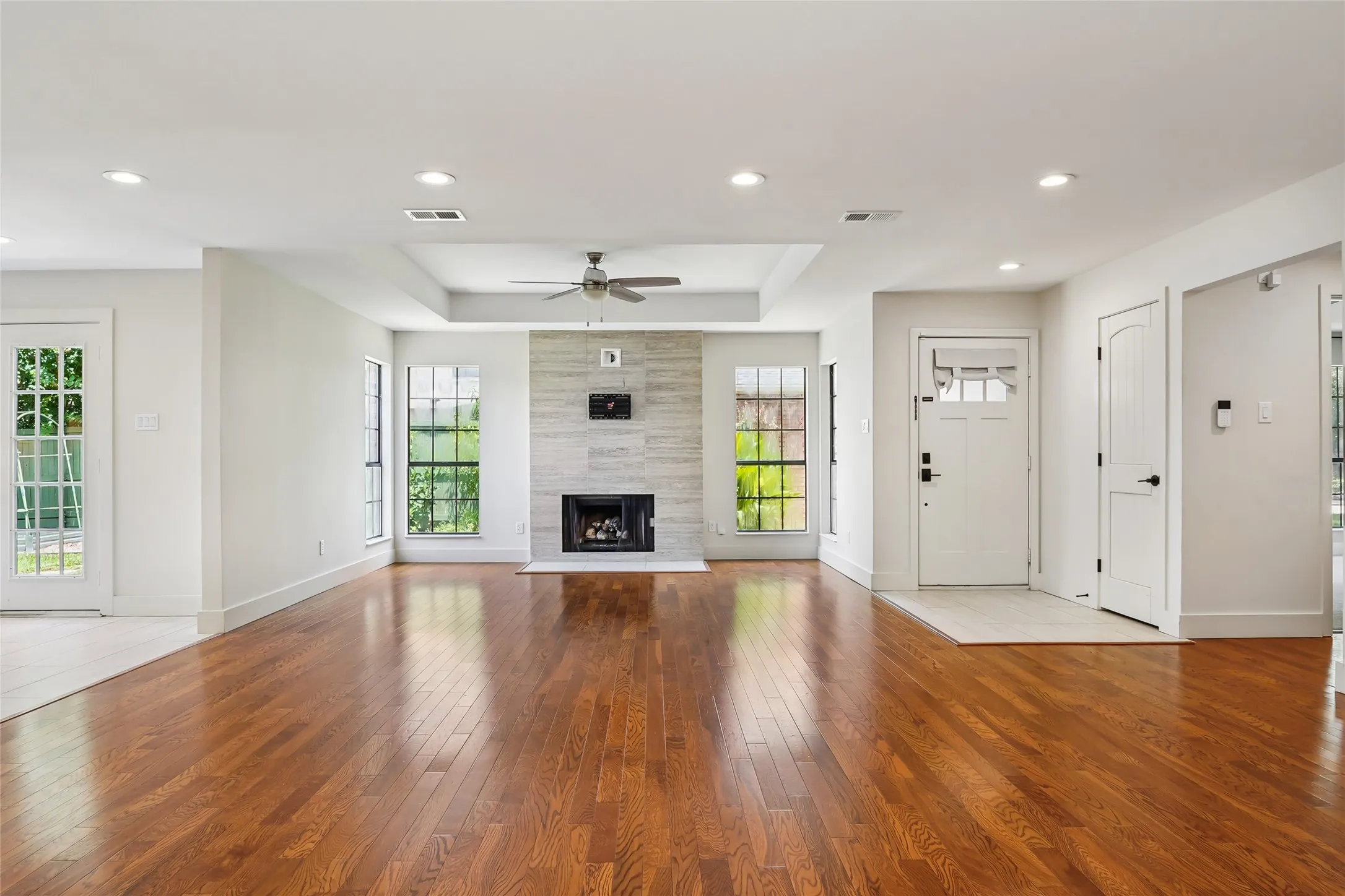 Single Family Residence For Sale in Dallas County , 14815 Surveyor Boulevard, Addison, Texas 75001, 2 Bedroom, 3 Bathroom, 2 Garage spaces, 1,626 Sqft, built in 1983, mls#21329155, Real Estate Agent in Addison, Homes For Sale in Dallas county, Homes For Sale in Addison, Realtor in Addison Texas, Real Estate Brokerage Independent Realty Texas, Luminita Cordes Realtor