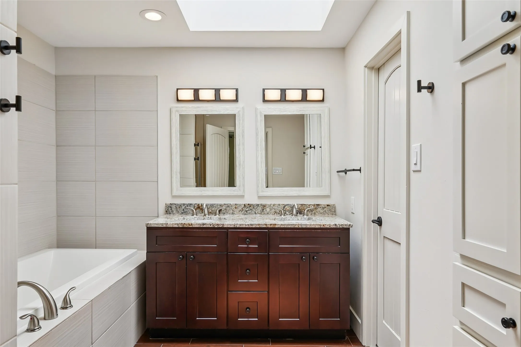 Single Family Residence For Sale in Dallas County , 14815 Surveyor Boulevard, Addison, Texas 75001, 2 Bedroom, 3 Bathroom, 2 Garage spaces, 1,626 Sqft, built in 1983, mls#21329155, Real Estate Agent in Addison, Homes For Sale in Dallas county, Homes For Sale in Addison, Realtor in Addison Texas, Real Estate Brokerage Independent Realty Texas, Luminita Cordes Realtor