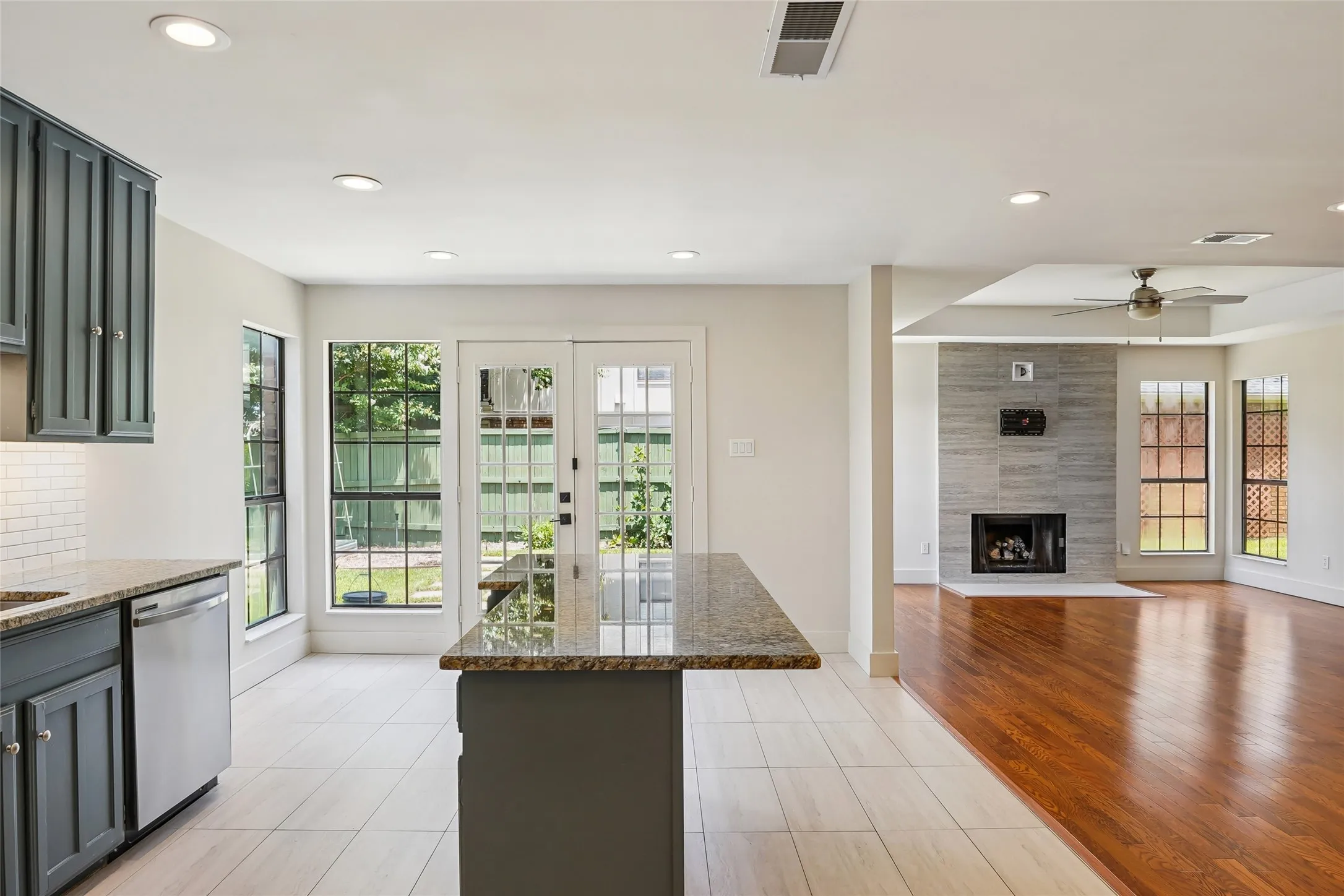 Single Family Residence For Sale in Dallas County , 14815 Surveyor Boulevard, Addison, Texas 75001, 2 Bedroom, 3 Bathroom, 2 Garage spaces, 1,626 Sqft, built in 1983, mls#21329155, Real Estate Agent in Addison, Homes For Sale in Dallas county, Homes For Sale in Addison, Realtor in Addison Texas, Real Estate Brokerage Independent Realty Texas, Luminita Cordes Realtor