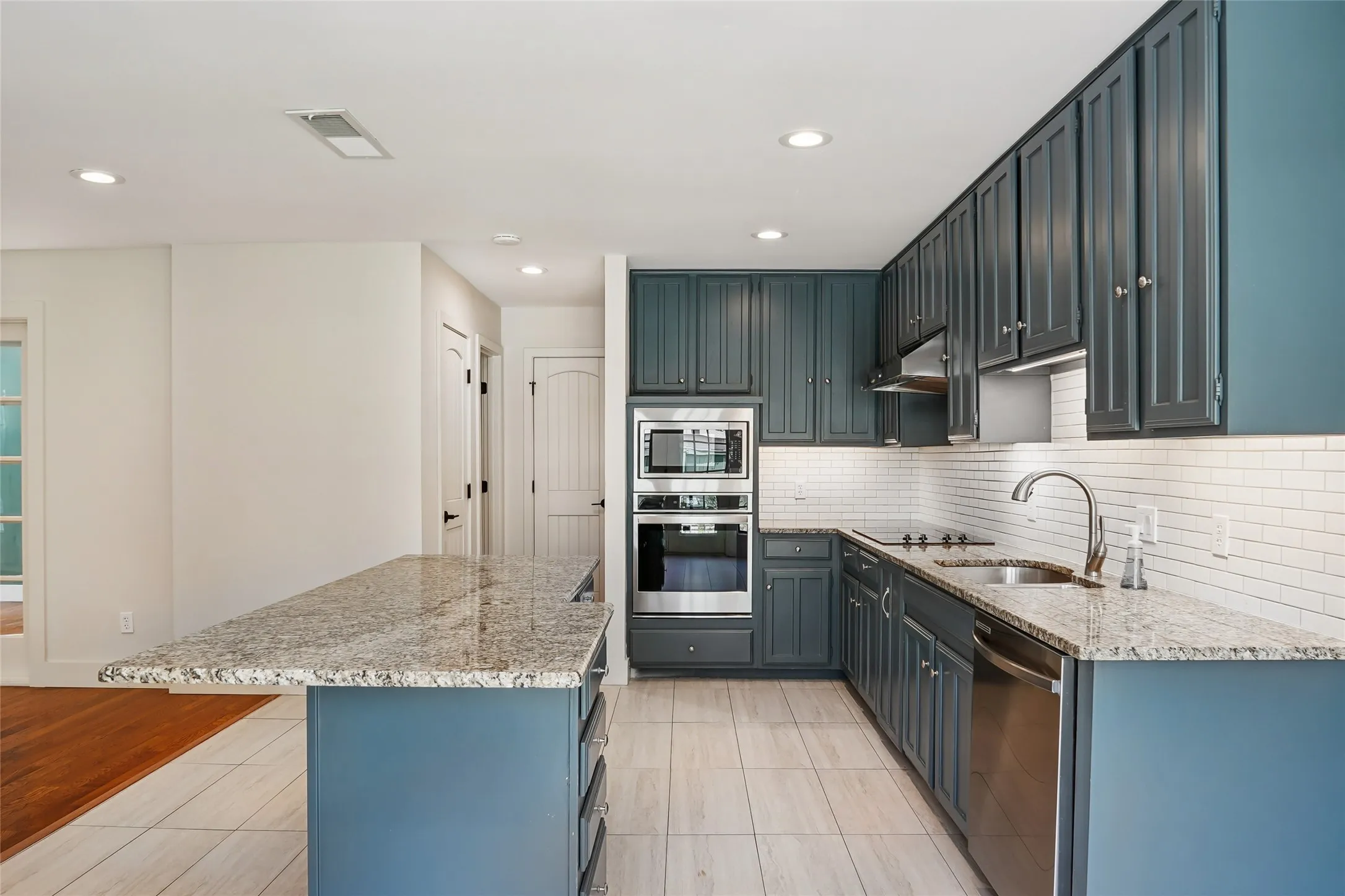 Single Family Residence For Sale in Dallas County , 14815 Surveyor Boulevard, Addison, Texas 75001, 2 Bedroom, 3 Bathroom, 2 Garage spaces, 1,626 Sqft, built in 1983, mls#21329155, Real Estate Agent in Addison, Homes For Sale in Dallas county, Homes For Sale in Addison, Realtor in Addison Texas, Real Estate Brokerage Independent Realty Texas, Luminita Cordes Realtor
