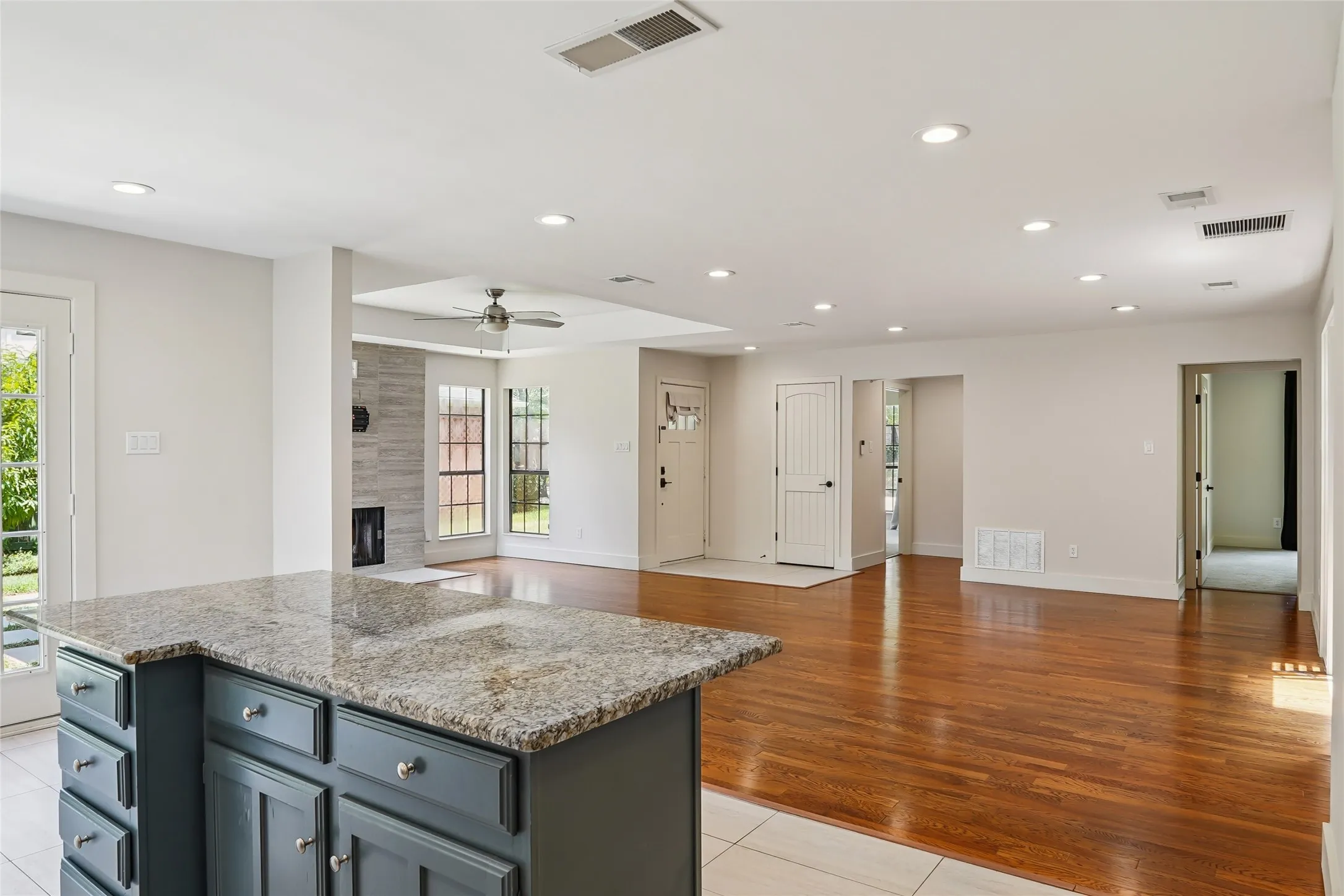 Single Family Residence For Sale in Dallas County , 14815 Surveyor Boulevard, Addison, Texas 75001, 2 Bedroom, 3 Bathroom, 2 Garage spaces, 1,626 Sqft, built in 1983, mls#21329155, Real Estate Agent in Addison, Homes For Sale in Dallas county, Homes For Sale in Addison, Realtor in Addison Texas, Real Estate Brokerage Independent Realty Texas, Luminita Cordes Realtor