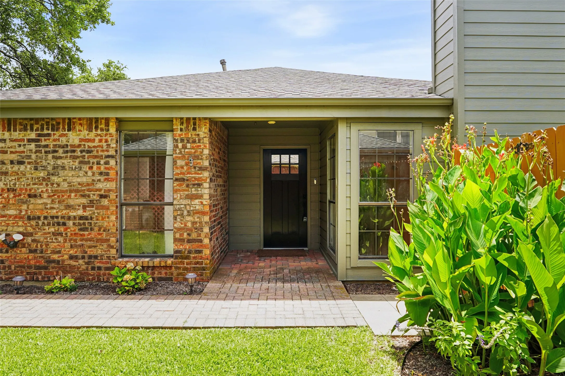 Single Family Residence For Sale in Dallas County , 14815 Surveyor Boulevard, Addison, Texas 75001, 2 Bedroom, 3 Bathroom, 2 Garage spaces, 1,626 Sqft, built in 1983, mls#21329155, Real Estate Agent in Addison, Homes For Sale in Dallas county, Homes For Sale in Addison, Realtor in Addison Texas, Real Estate Brokerage Independent Realty Texas, Luminita Cordes Realtor