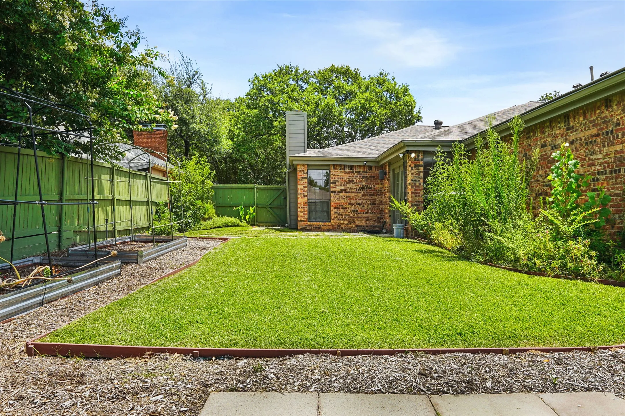Single Family Residence For Sale in Dallas County , 14815 Surveyor Boulevard, Addison, Texas 75001, 2 Bedroom, 3 Bathroom, 2 Garage spaces, 1,626 Sqft, built in 1983, mls#21329155, Real Estate Agent in Addison, Homes For Sale in Dallas county, Homes For Sale in Addison, Realtor in Addison Texas, Real Estate Brokerage Independent Realty Texas, Luminita Cordes Realtor