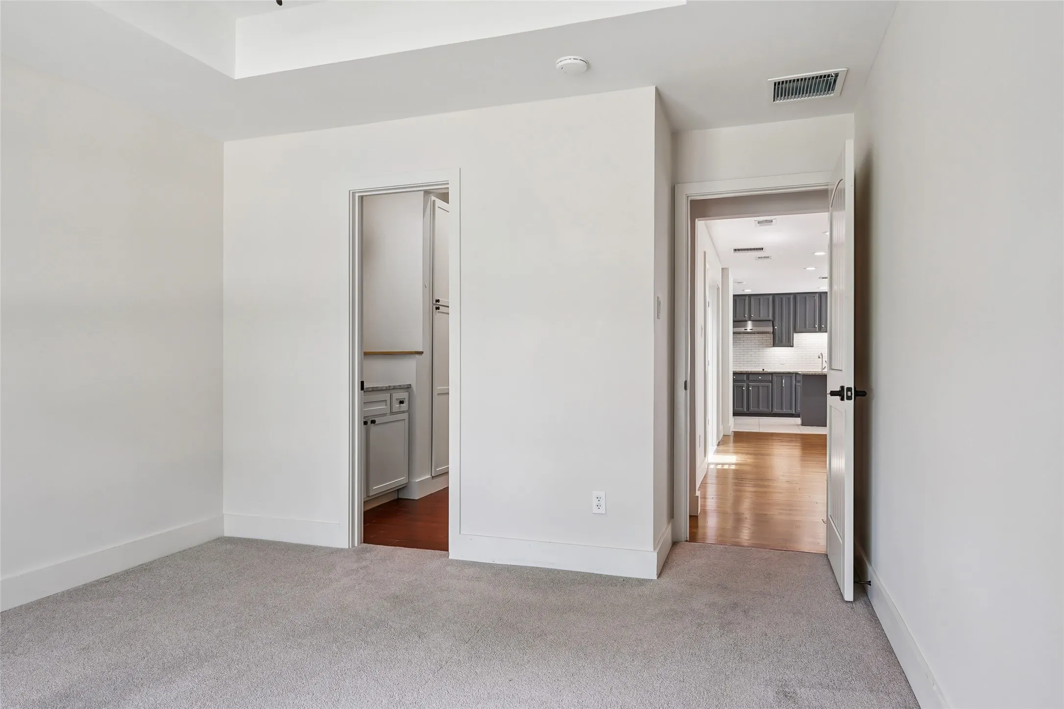 Single Family Residence For Sale in Dallas County , 14815 Surveyor Boulevard, Addison, Texas 75001, 2 Bedroom, 3 Bathroom, 2 Garage spaces, 1,626 Sqft, built in 1983, mls#21329155, Real Estate Agent in Addison, Homes For Sale in Dallas county, Homes For Sale in Addison, Realtor in Addison Texas, Real Estate Brokerage Independent Realty Texas, Luminita Cordes Realtor