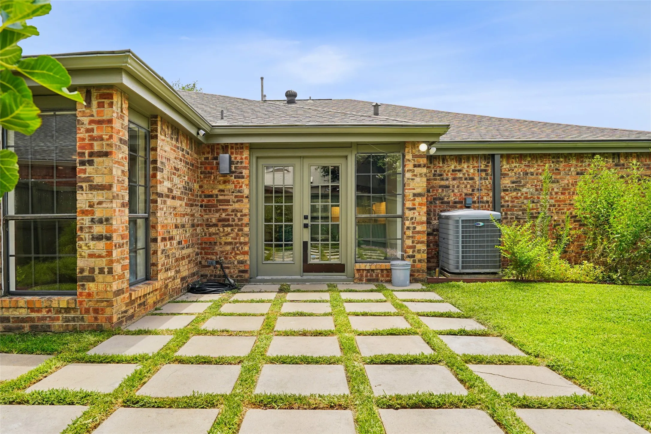 Single Family Residence For Sale in Dallas County , 14815 Surveyor Boulevard, Addison, Texas 75001, 2 Bedroom, 3 Bathroom, 2 Garage spaces, 1,626 Sqft, built in 1983, mls#21329155, Real Estate Agent in Addison, Homes For Sale in Dallas county, Homes For Sale in Addison, Realtor in Addison Texas, Real Estate Brokerage Independent Realty Texas, Luminita Cordes Realtor