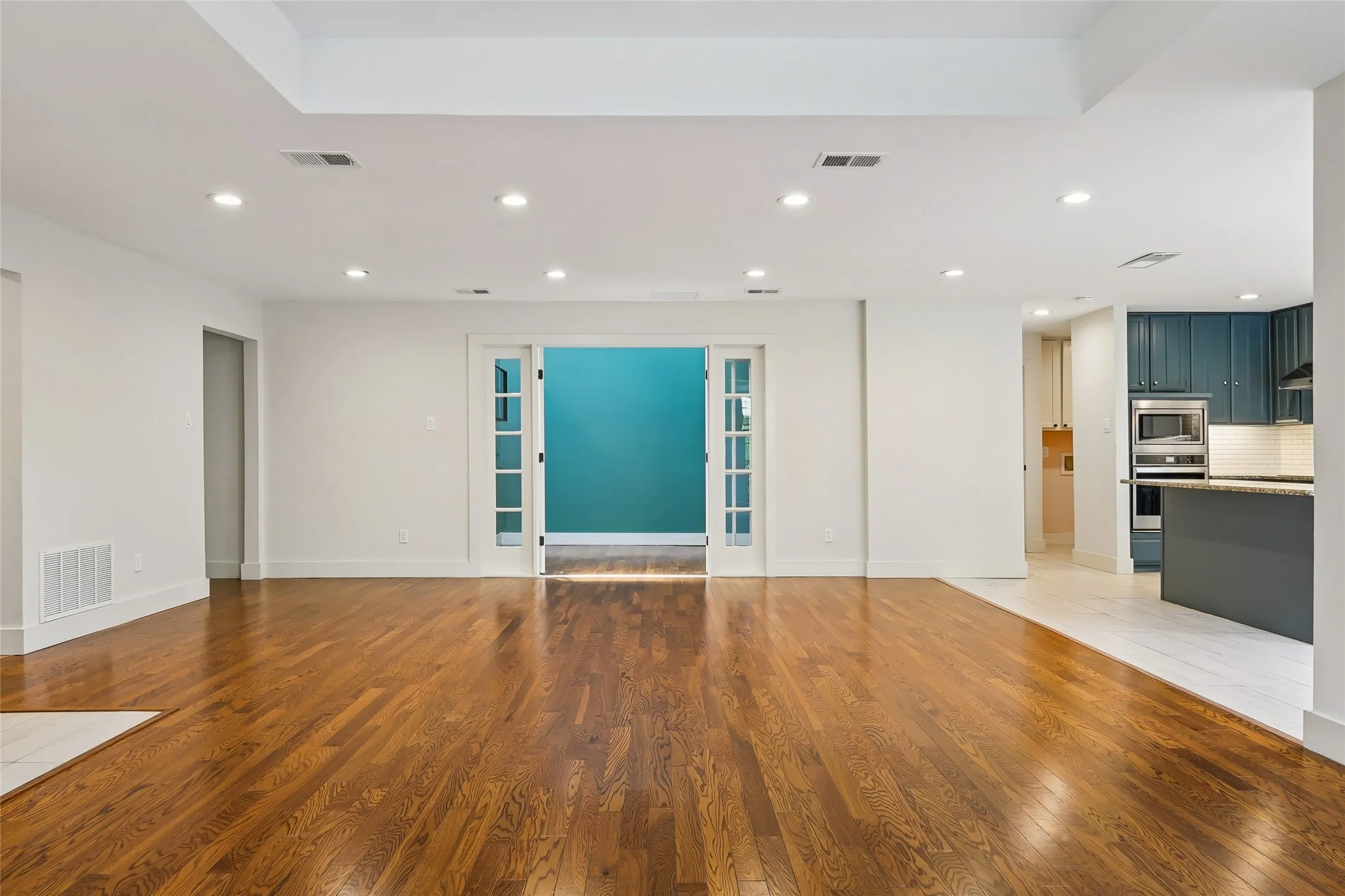 Single Family Residence For Sale in Dallas County , 14815 Surveyor Boulevard, Addison, Texas 75001, 2 Bedroom, 3 Bathroom, 2 Garage spaces, 1,626 Sqft, built in 1983, mls#21329155, Real Estate Agent in Addison, Homes For Sale in Dallas county, Homes For Sale in Addison, Realtor in Addison Texas, Real Estate Brokerage Independent Realty Texas, Luminita Cordes Realtor
