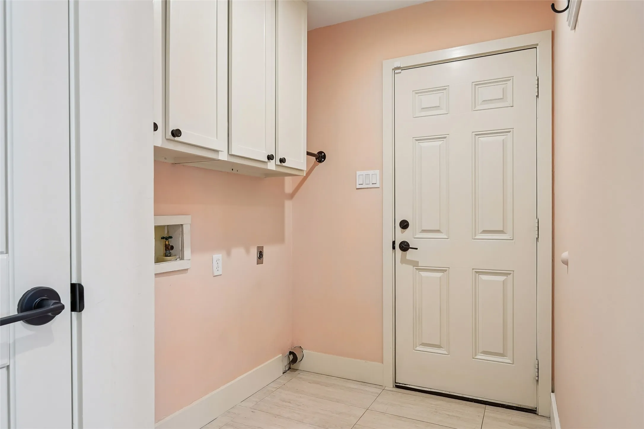 Single Family Residence For Sale in Dallas County , 14815 Surveyor Boulevard, Addison, Texas 75001, 2 Bedroom, 3 Bathroom, 2 Garage spaces, 1,626 Sqft, built in 1983, mls#21329155, Real Estate Agent in Addison, Homes For Sale in Dallas county, Homes For Sale in Addison, Realtor in Addison Texas, Real Estate Brokerage Independent Realty Texas, Luminita Cordes Realtor