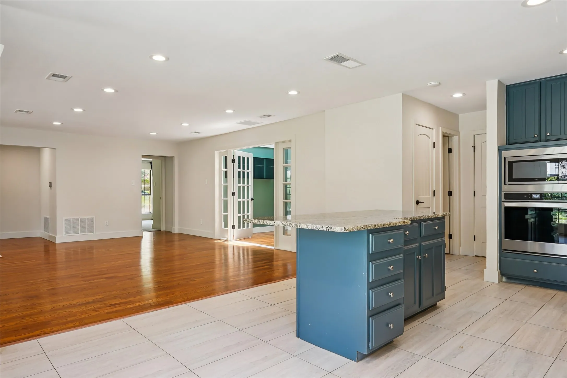 Single Family Residence For Sale in Dallas County , 14815 Surveyor Boulevard, Addison, Texas 75001, 2 Bedroom, 3 Bathroom, 2 Garage spaces, 1,626 Sqft, built in 1983, mls#21329155, Real Estate Agent in Addison, Homes For Sale in Dallas county, Homes For Sale in Addison, Realtor in Addison Texas, Real Estate Brokerage Independent Realty Texas, Luminita Cordes Realtor