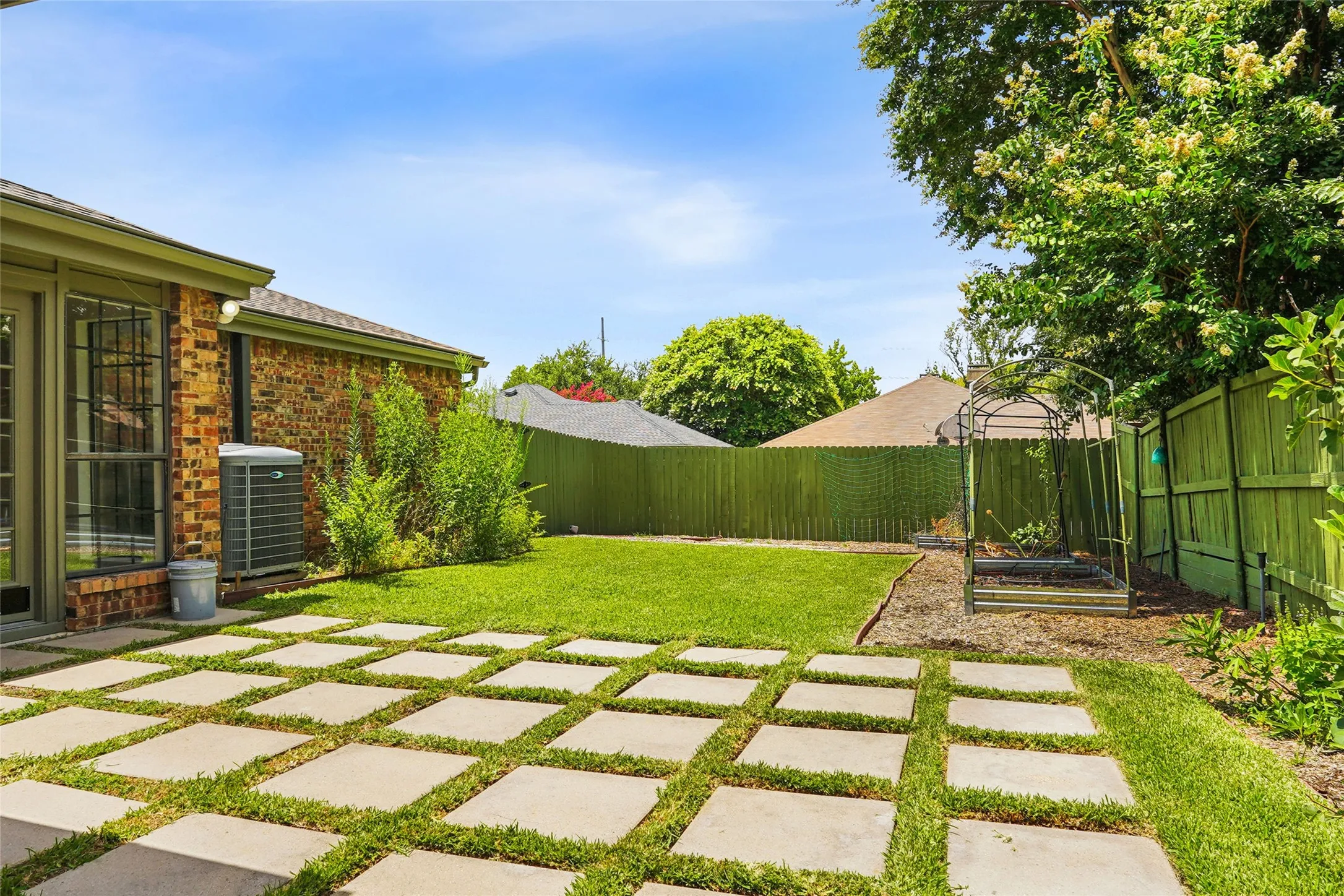 Single Family Residence For Sale in Dallas County , 14815 Surveyor Boulevard, Addison, Texas 75001, 2 Bedroom, 3 Bathroom, 2 Garage spaces, 1,626 Sqft, built in 1983, mls#21329155, Real Estate Agent in Addison, Homes For Sale in Dallas county, Homes For Sale in Addison, Realtor in Addison Texas, Real Estate Brokerage Independent Realty Texas, Luminita Cordes Realtor