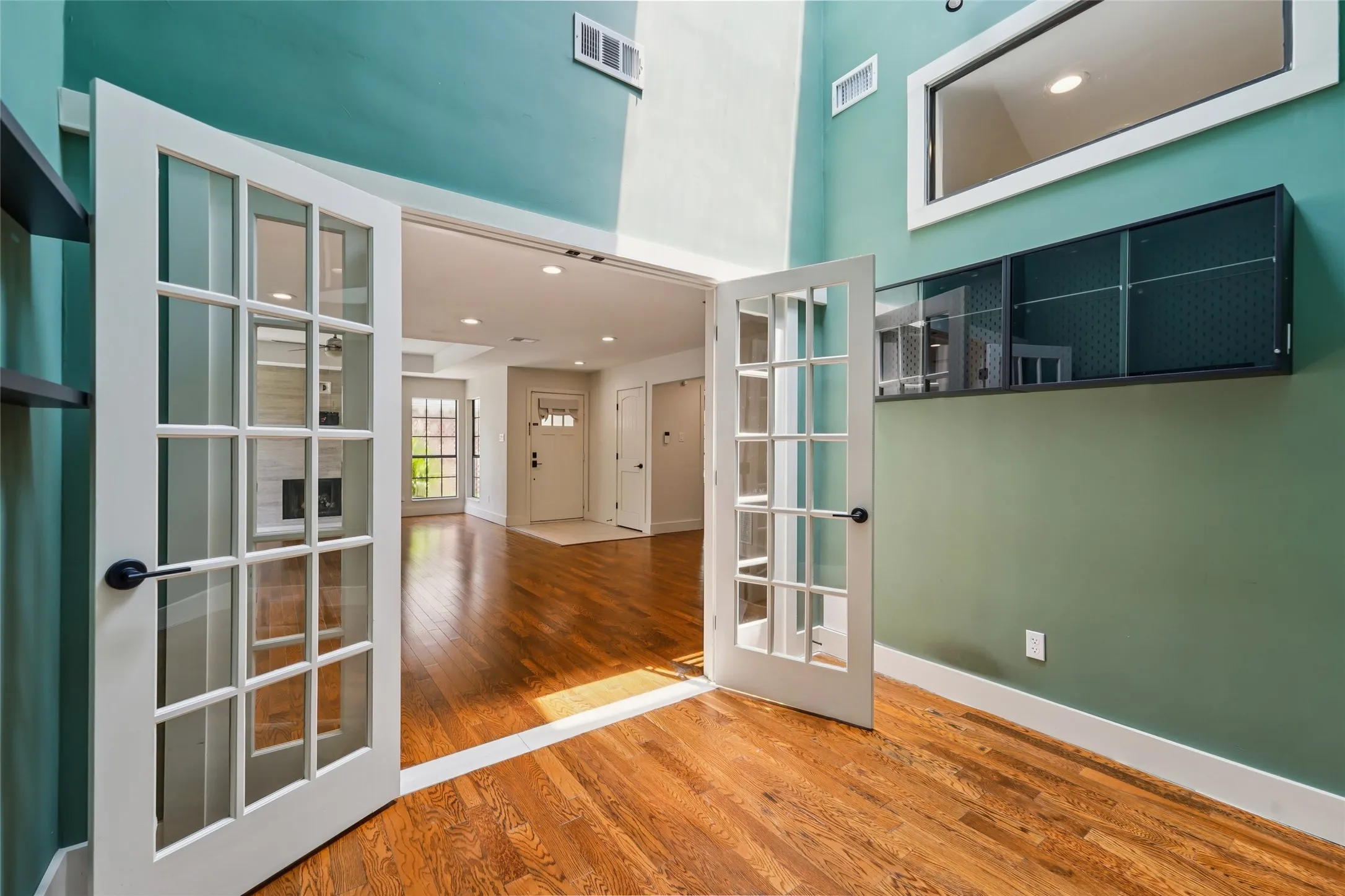 Single Family Residence For Sale in Dallas County , 14815 Surveyor Boulevard, Addison, Texas 75001, 2 Bedroom, 3 Bathroom, 2 Garage spaces, 1,626 Sqft, built in 1983, mls#21329155, Real Estate Agent in Addison, Homes For Sale in Dallas county, Homes For Sale in Addison, Realtor in Addison Texas, Real Estate Brokerage Independent Realty Texas, Luminita Cordes Realtor