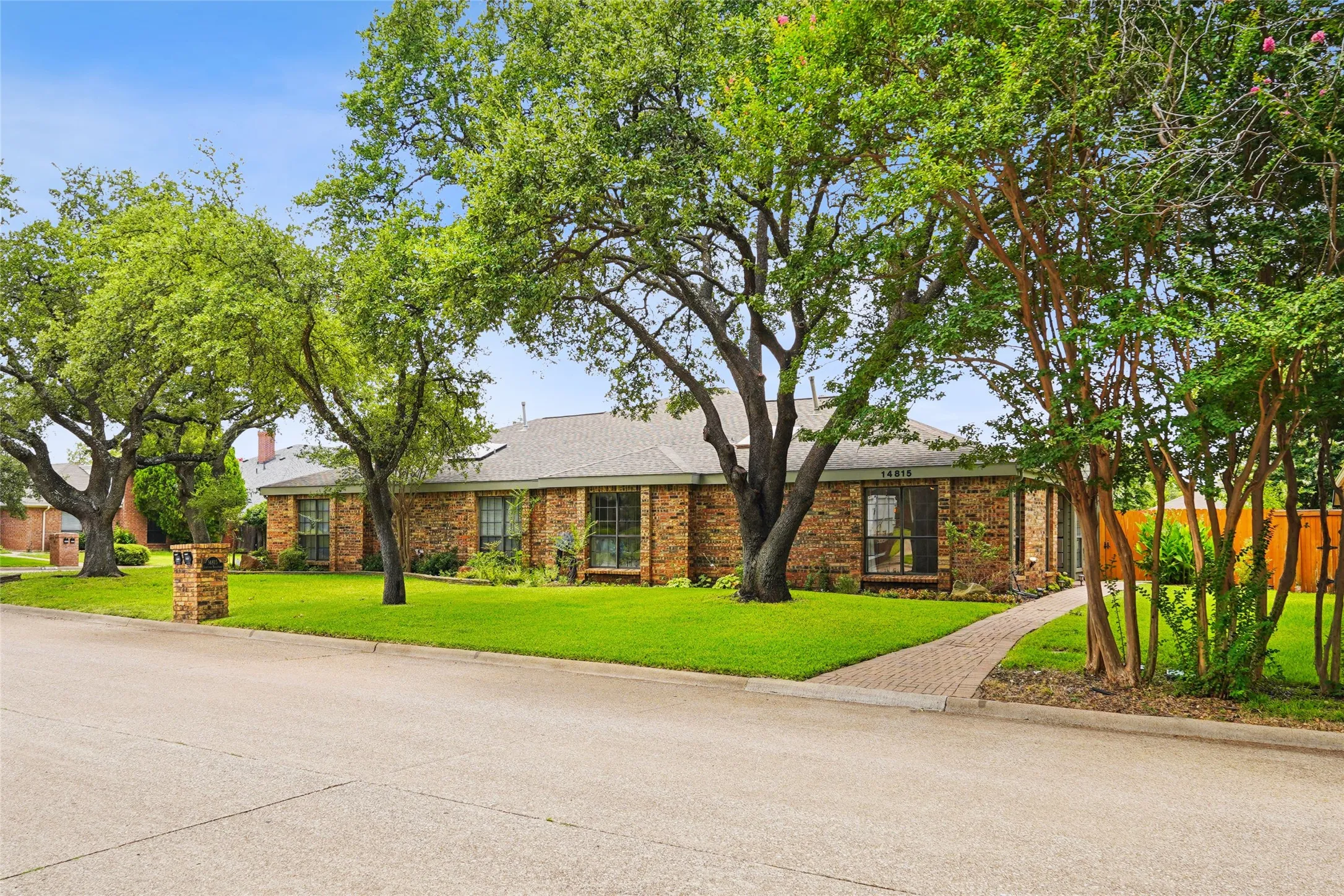 Single Family Residence For Sale in Dallas County , 14815 Surveyor Boulevard, Addison, Texas 75001, 2 Bedroom, 3 Bathroom, 2 Garage spaces, 1,626 Sqft, built in 1983, mls#21329155, Real Estate Agent in Addison, Homes For Sale in Dallas county, Homes For Sale in Addison, Realtor in Addison Texas, Real Estate Brokerage Independent Realty Texas, Luminita Cordes Realtor