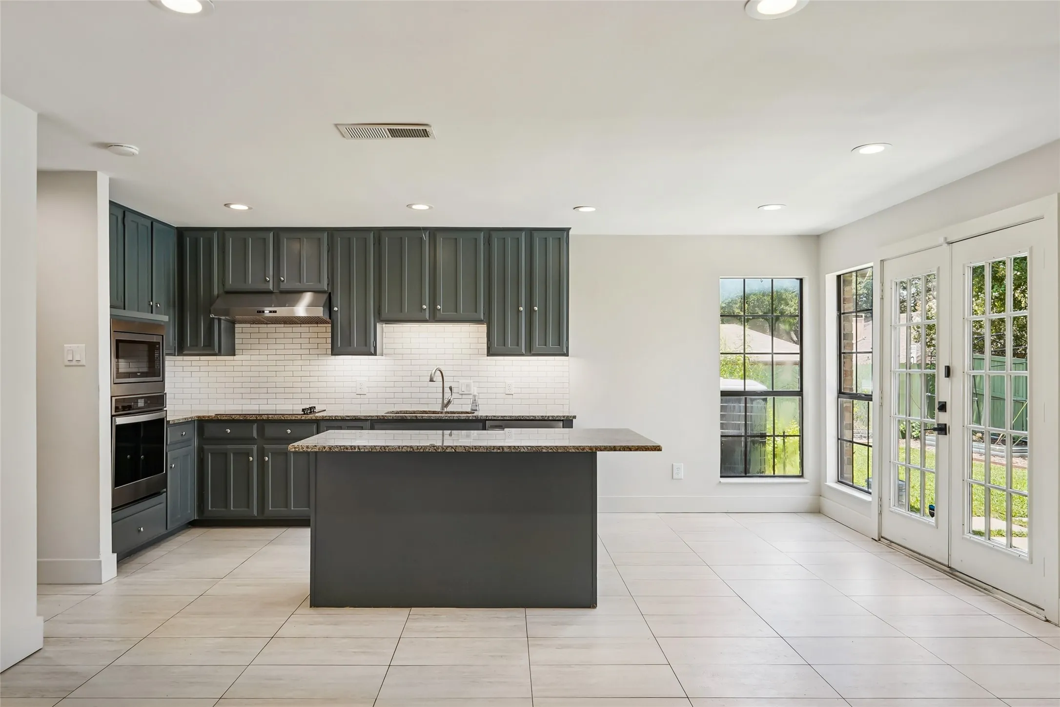 Single Family Residence For Sale in Dallas County , 14815 Surveyor Boulevard, Addison, Texas 75001, 2 Bedroom, 3 Bathroom, 2 Garage spaces, 1,626 Sqft, built in 1983, mls#21329155, Real Estate Agent in Addison, Homes For Sale in Dallas county, Homes For Sale in Addison, Realtor in Addison Texas, Real Estate Brokerage Independent Realty Texas, Luminita Cordes Realtor