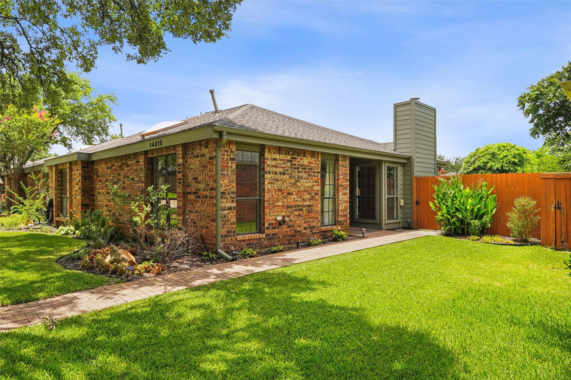 Single Family Residence For Sale in Dallas County , 14815 Surveyor Boulevard, Addison, Texas 75001, 2 Bedroom, 3 Bathroom, 2 Garage spaces, 1,626 Sqft, built in 1983, mls#21329155, Real Estate Agent in Addison, Homes For Sale in Dallas county, Homes For Sale in Addison, Realtor in Addison Texas, Real Estate Brokerage Independent Realty Texas, Luminita Cordes Realtor