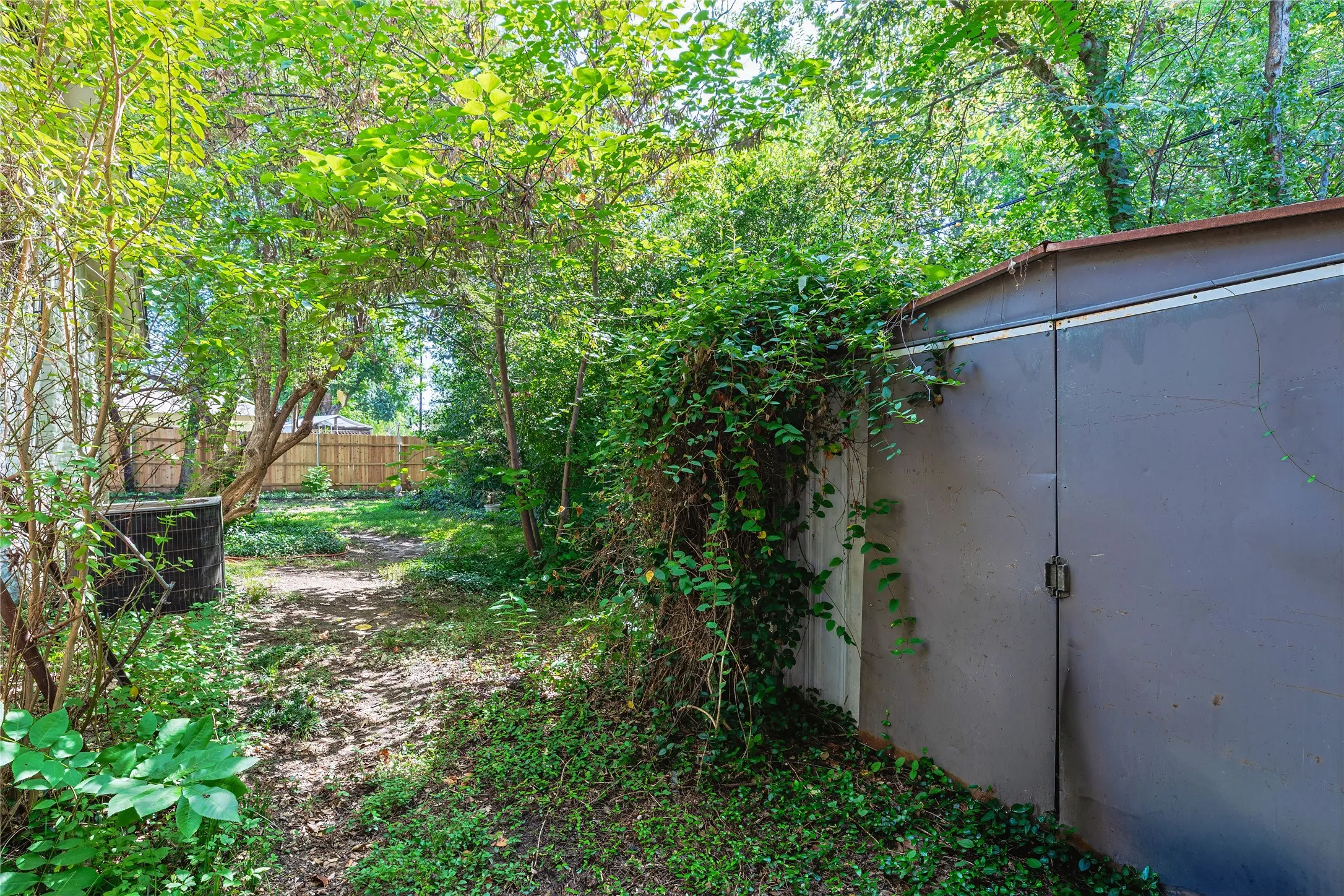 Single Family Residence For Sale in Dallas County , 1206 Farnham Court E, Irving, Texas 75062, 3 Bedroom, 2 Bathroom, Garage spaces, 1,442 Sqft, built in 1961, mls#21335134, Real Estate Agent in Irving, Homes For Sale in Dallas county, Homes For Sale in Irving, Realtor in Irving Texas, Real Estate Brokerage Independent Realty Texas, Luminita Cordes Realtor