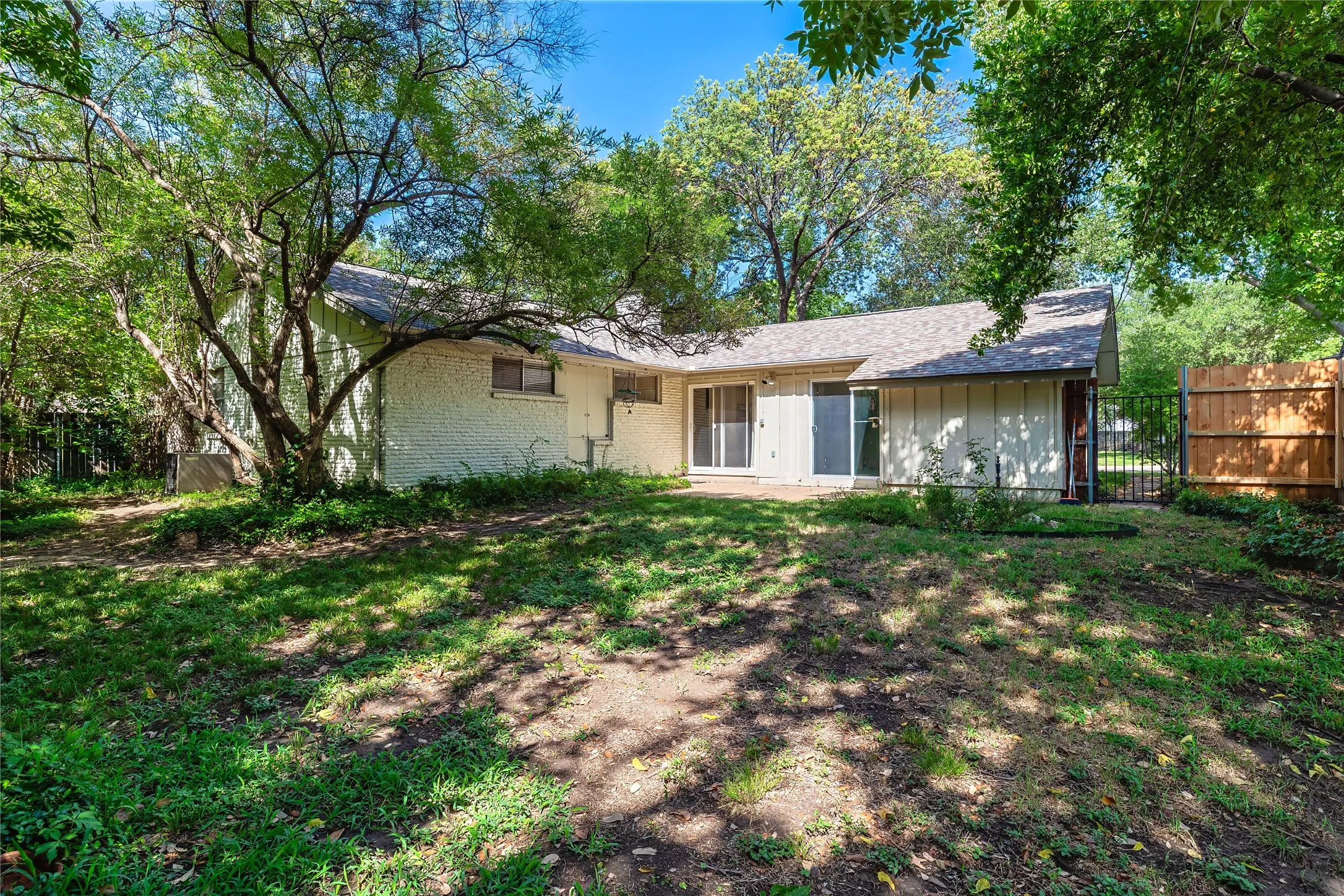 Single Family Residence For Sale in Dallas County , 1206 Farnham Court E, Irving, Texas 75062, 3 Bedroom, 2 Bathroom, Garage spaces, 1,442 Sqft, built in 1961, mls#21335134, Real Estate Agent in Irving, Homes For Sale in Dallas county, Homes For Sale in Irving, Realtor in Irving Texas, Real Estate Brokerage Independent Realty Texas, Luminita Cordes Realtor