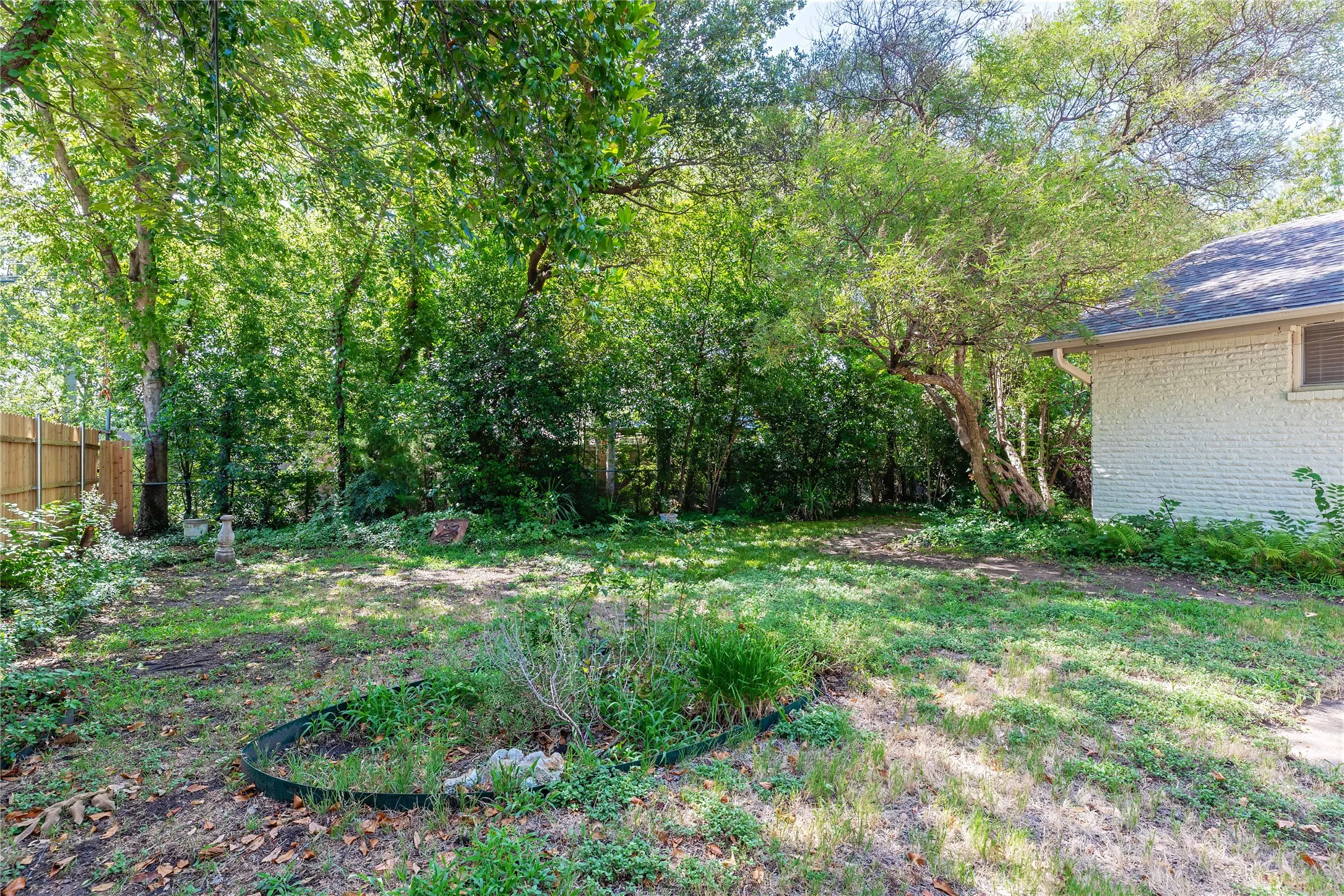 Single Family Residence For Sale in Dallas County , 1206 Farnham Court E, Irving, Texas 75062, 3 Bedroom, 2 Bathroom, Garage spaces, 1,442 Sqft, built in 1961, mls#21335134, Real Estate Agent in Irving, Homes For Sale in Dallas county, Homes For Sale in Irving, Realtor in Irving Texas, Real Estate Brokerage Independent Realty Texas, Luminita Cordes Realtor