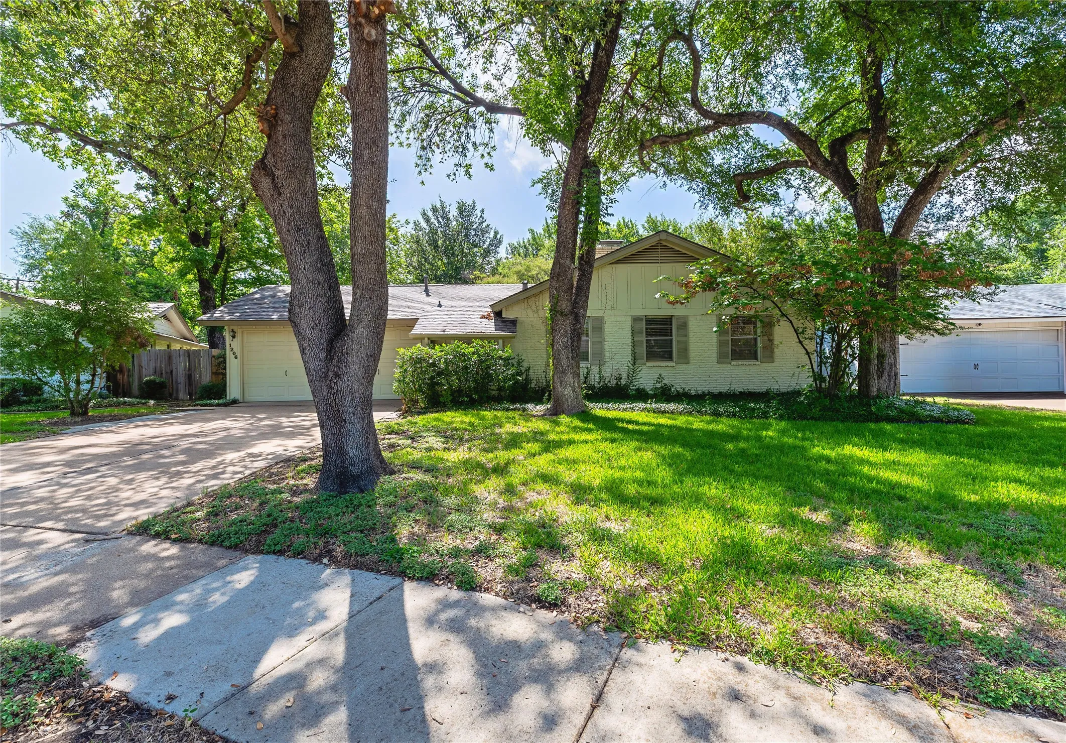Single Family Residence For Sale in Dallas County , 1206 Farnham Court E, Irving, Texas 75062, 3 Bedroom, 2 Bathroom, Garage spaces, 1,442 Sqft, built in 1961, mls#21335134, Real Estate Agent in Irving, Homes For Sale in Dallas county, Homes For Sale in Irving, Realtor in Irving Texas, Real Estate Brokerage Independent Realty Texas, Luminita Cordes Realtor