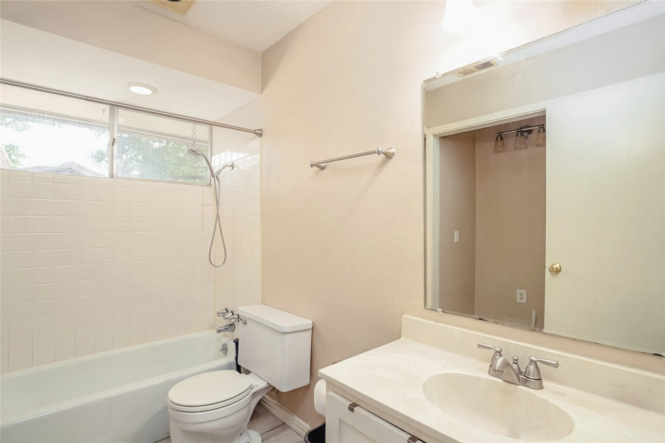 Single Family Residence For Sale in Dallas County , 1206 Farnham Court E, Irving, Texas 75062, 3 Bedroom, 2 Bathroom, Garage spaces, 1,442 Sqft, built in 1961, mls#21335134, Real Estate Agent in Irving, Homes For Sale in Dallas county, Homes For Sale in Irving, Realtor in Irving Texas, Real Estate Brokerage Independent Realty Texas, Luminita Cordes Realtor