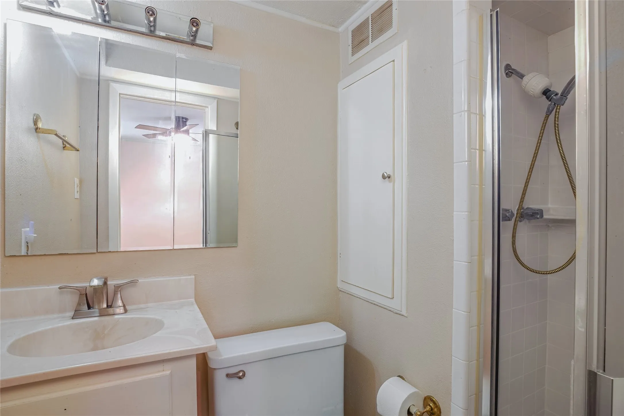 Single Family Residence For Sale in Dallas County , 1206 Farnham Court E, Irving, Texas 75062, 3 Bedroom, 2 Bathroom, Garage spaces, 1,442 Sqft, built in 1961, mls#21335134, Real Estate Agent in Irving, Homes For Sale in Dallas county, Homes For Sale in Irving, Realtor in Irving Texas, Real Estate Brokerage Independent Realty Texas, Luminita Cordes Realtor