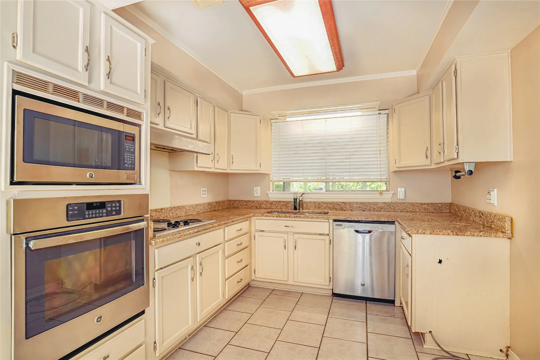 Single Family Residence For Sale in Dallas County , 1206 Farnham Court E, Irving, Texas 75062, 3 Bedroom, 2 Bathroom, Garage spaces, 1,442 Sqft, built in 1961, mls#21335134, Real Estate Agent in Irving, Homes For Sale in Dallas county, Homes For Sale in Irving, Realtor in Irving Texas, Real Estate Brokerage Independent Realty Texas, Luminita Cordes Realtor