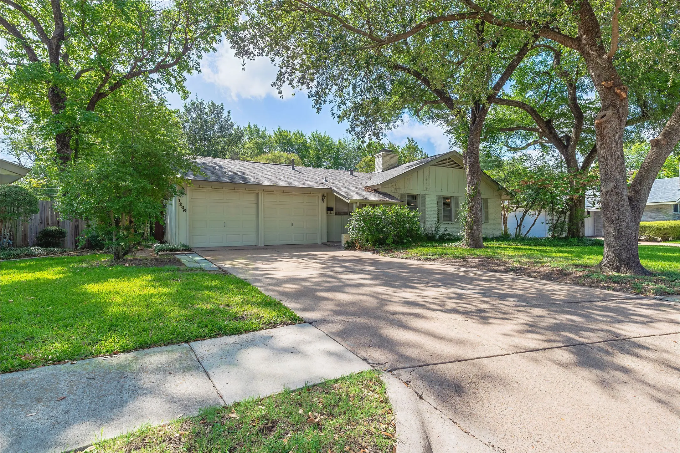 Single Family Residence For Sale in Dallas County , 1206 Farnham Court E, Irving, Texas 75062, 3 Bedroom, 2 Bathroom, Garage spaces, 1,442 Sqft, built in 1961, mls#21335134, Real Estate Agent in Irving, Homes For Sale in Dallas county, Homes For Sale in Irving, Realtor in Irving Texas, Real Estate Brokerage Independent Realty Texas, Luminita Cordes Realtor