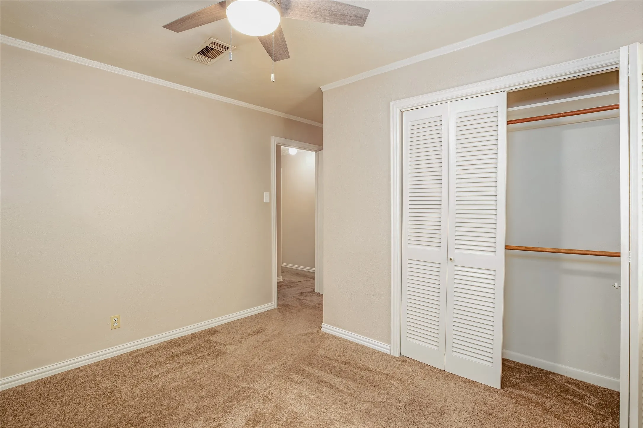 Single Family Residence For Sale in Dallas County , 1206 Farnham Court E, Irving, Texas 75062, 3 Bedroom, 2 Bathroom, Garage spaces, 1,442 Sqft, built in 1961, mls#21335134, Real Estate Agent in Irving, Homes For Sale in Dallas county, Homes For Sale in Irving, Realtor in Irving Texas, Real Estate Brokerage Independent Realty Texas, Luminita Cordes Realtor