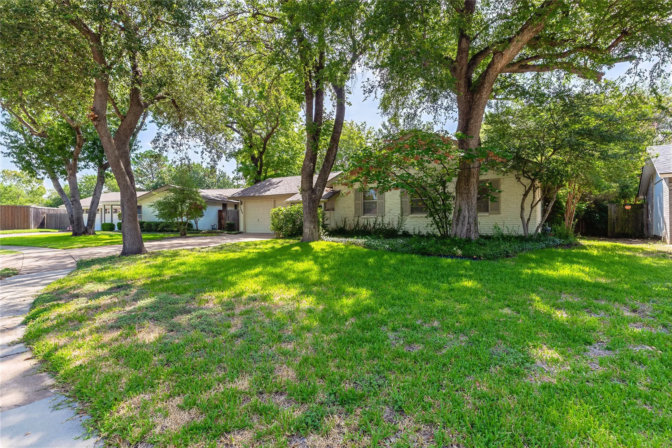 Single Family Residence For Sale in Dallas County , 1206 Farnham Court E, Irving, Texas 75062, 3 Bedroom, 2 Bathroom, Garage spaces, 1,442 Sqft, built in 1961, mls#21335134, Real Estate Agent in Irving, Homes For Sale in Dallas county, Homes For Sale in Irving, Realtor in Irving Texas, Real Estate Brokerage Independent Realty Texas, Luminita Cordes Realtor