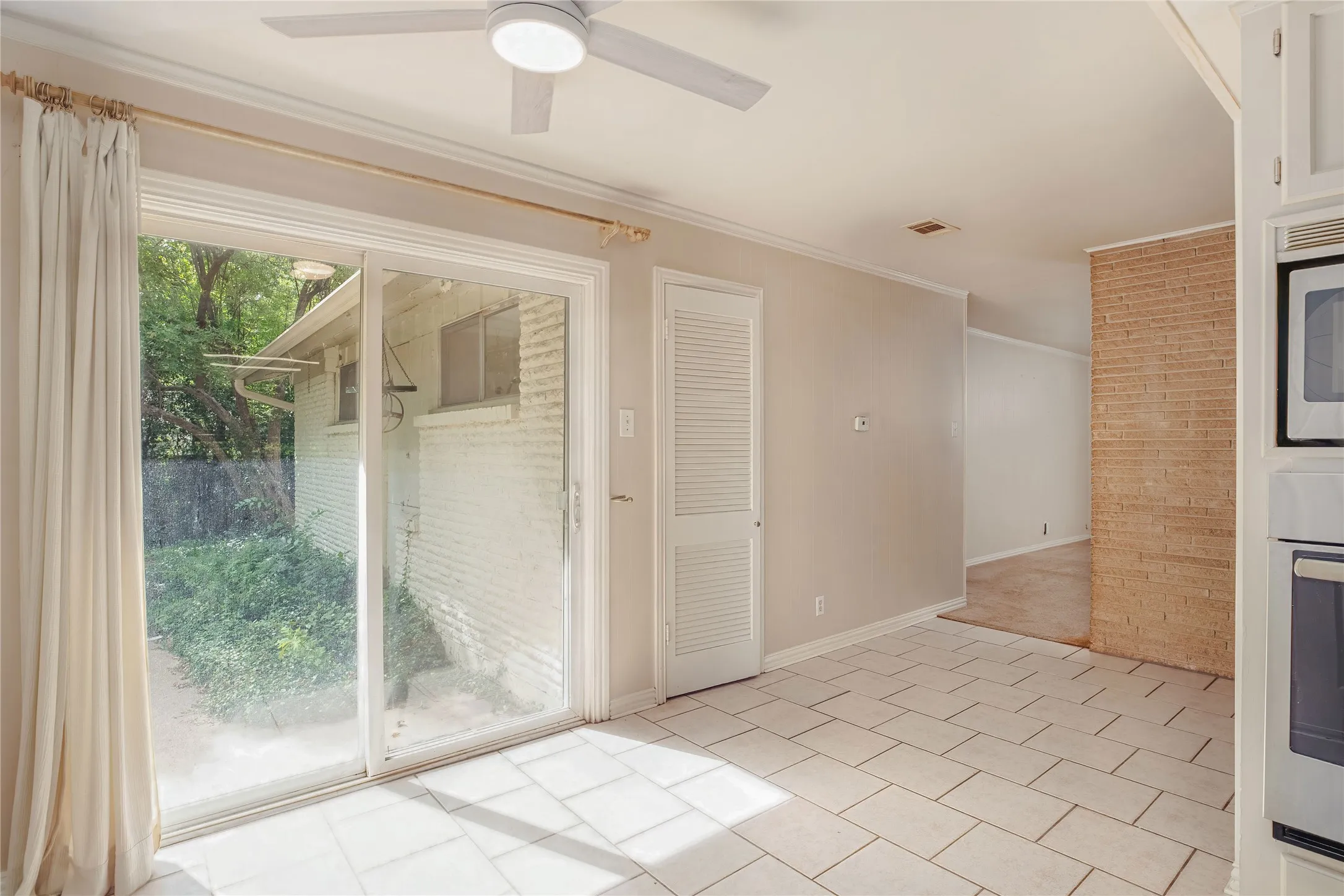 Single Family Residence For Sale in Dallas County , 1206 Farnham Court E, Irving, Texas 75062, 3 Bedroom, 2 Bathroom, Garage spaces, 1,442 Sqft, built in 1961, mls#21335134, Real Estate Agent in Irving, Homes For Sale in Dallas county, Homes For Sale in Irving, Realtor in Irving Texas, Real Estate Brokerage Independent Realty Texas, Luminita Cordes Realtor