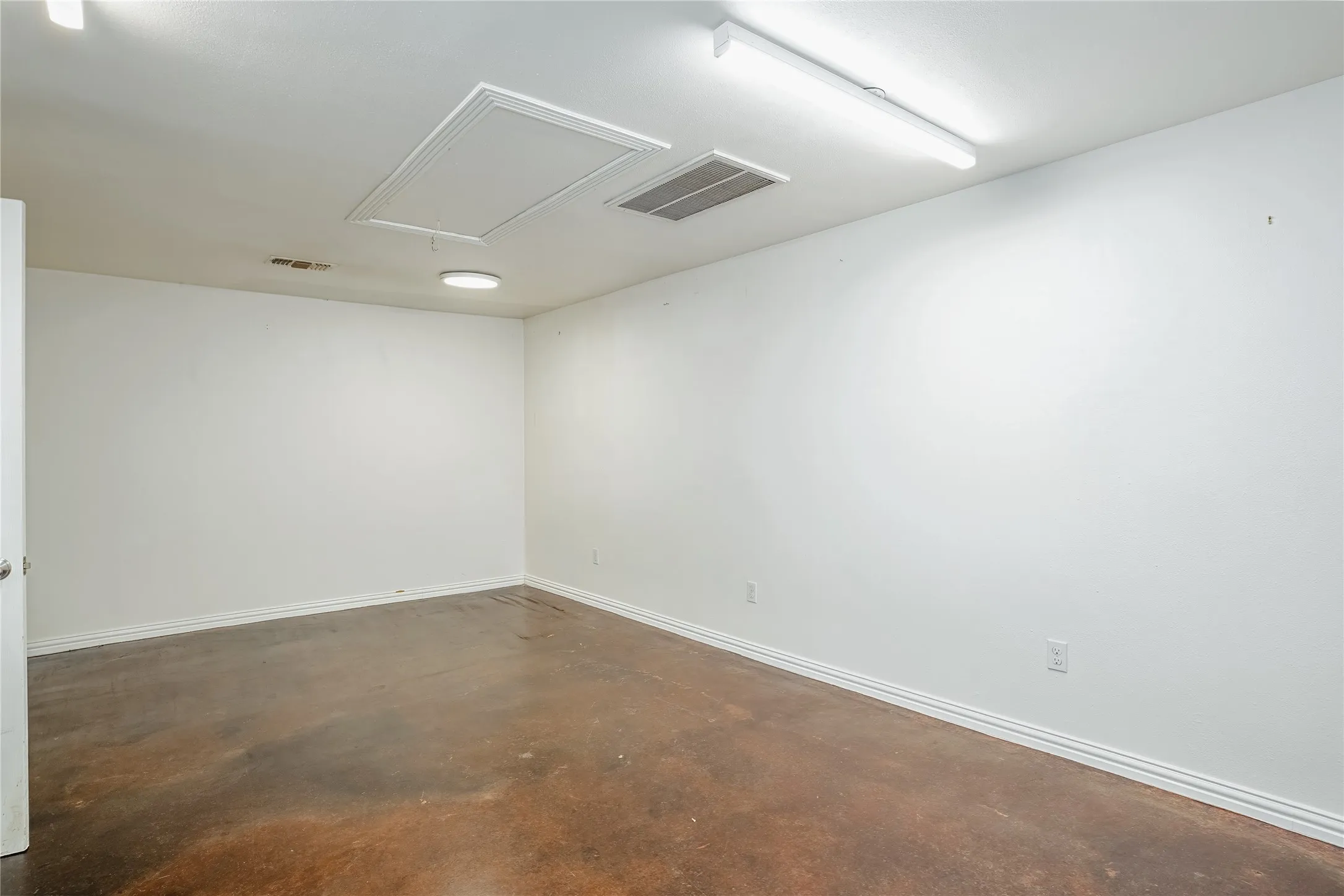 Single Family Residence For Sale in Dallas County , 1206 Farnham Court E, Irving, Texas 75062, 3 Bedroom, 2 Bathroom, Garage spaces, 1,442 Sqft, built in 1961, mls#21335134, Real Estate Agent in Irving, Homes For Sale in Dallas county, Homes For Sale in Irving, Realtor in Irving Texas, Real Estate Brokerage Independent Realty Texas, Luminita Cordes Realtor