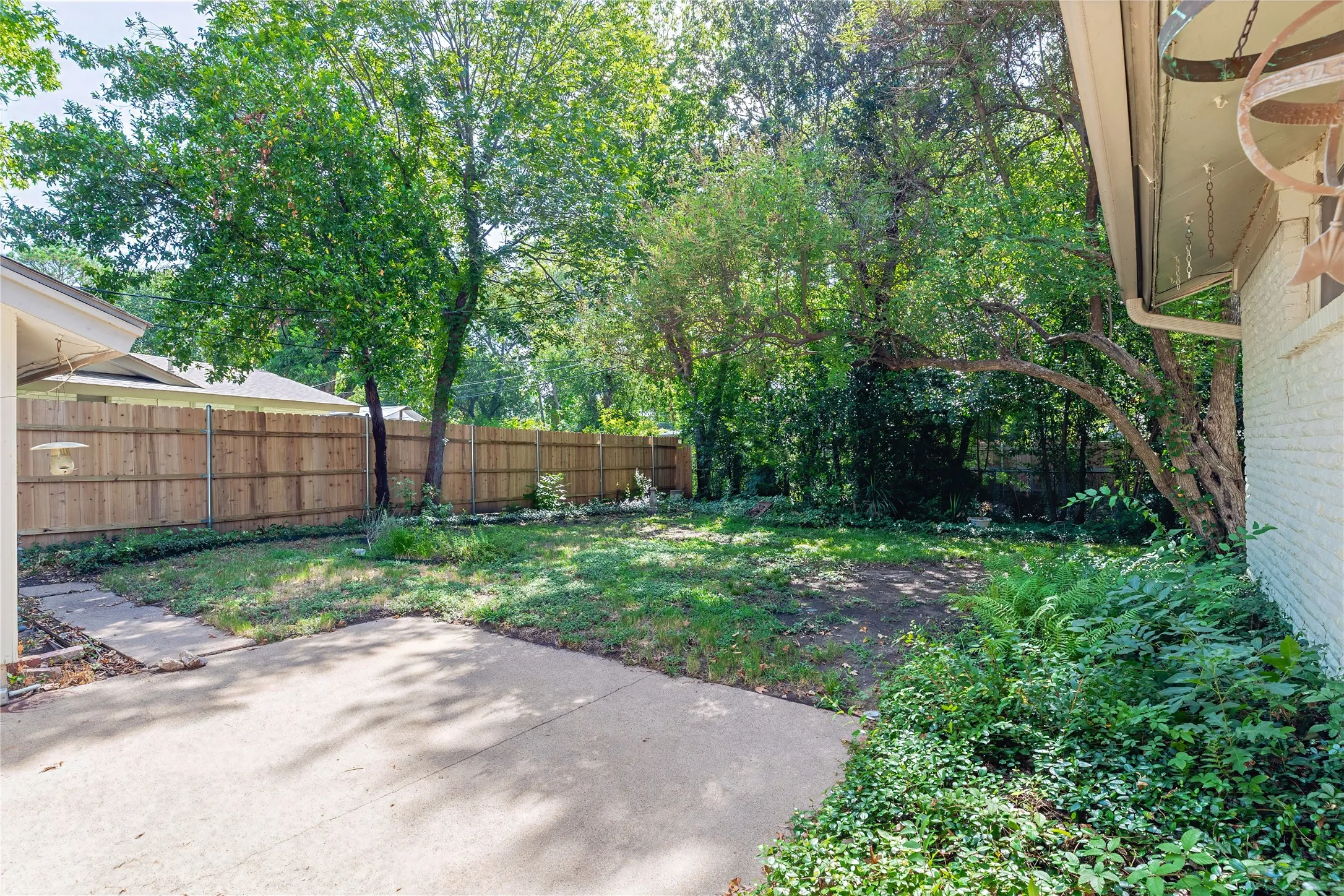 Single Family Residence For Sale in Dallas County , 1206 Farnham Court E, Irving, Texas 75062, 3 Bedroom, 2 Bathroom, Garage spaces, 1,442 Sqft, built in 1961, mls#21335134, Real Estate Agent in Irving, Homes For Sale in Dallas county, Homes For Sale in Irving, Realtor in Irving Texas, Real Estate Brokerage Independent Realty Texas, Luminita Cordes Realtor