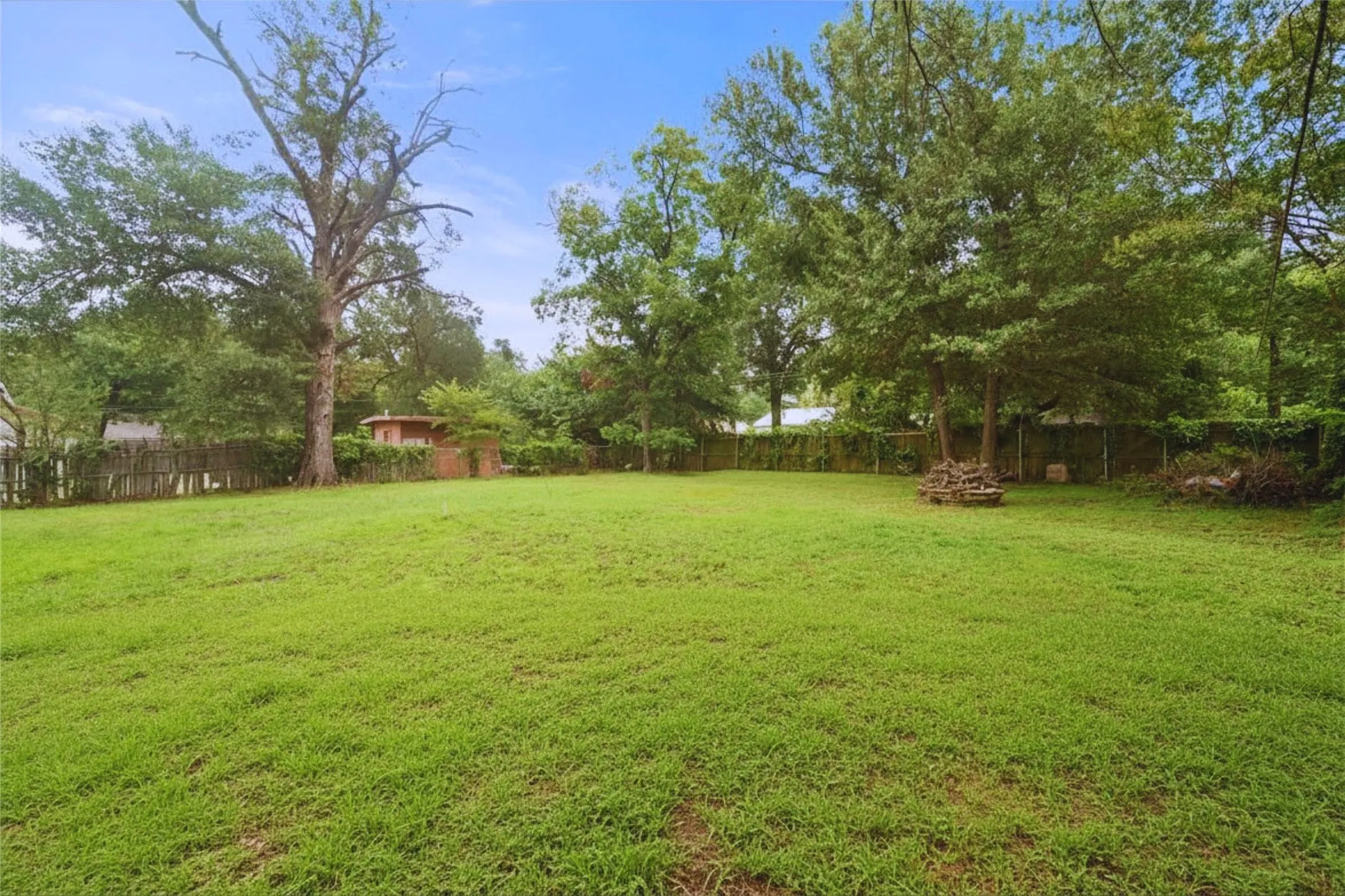 Single Family Residence For Sale in Navarro County , 1437 Ficklin Avenue, Corsicana, Texas 75110, 3 Bedroom, 2 Bathroom, Garage spaces, 1,592 Sqft, built in 1956, mls#21334865, Real Estate Agent in Corsicana, Homes For Sale in Navarro county, Homes For Sale in Corsicana, Realtor in Corsicana Texas, Real Estate Brokerage Independent Realty Texas, Luminita Cordes Realtor