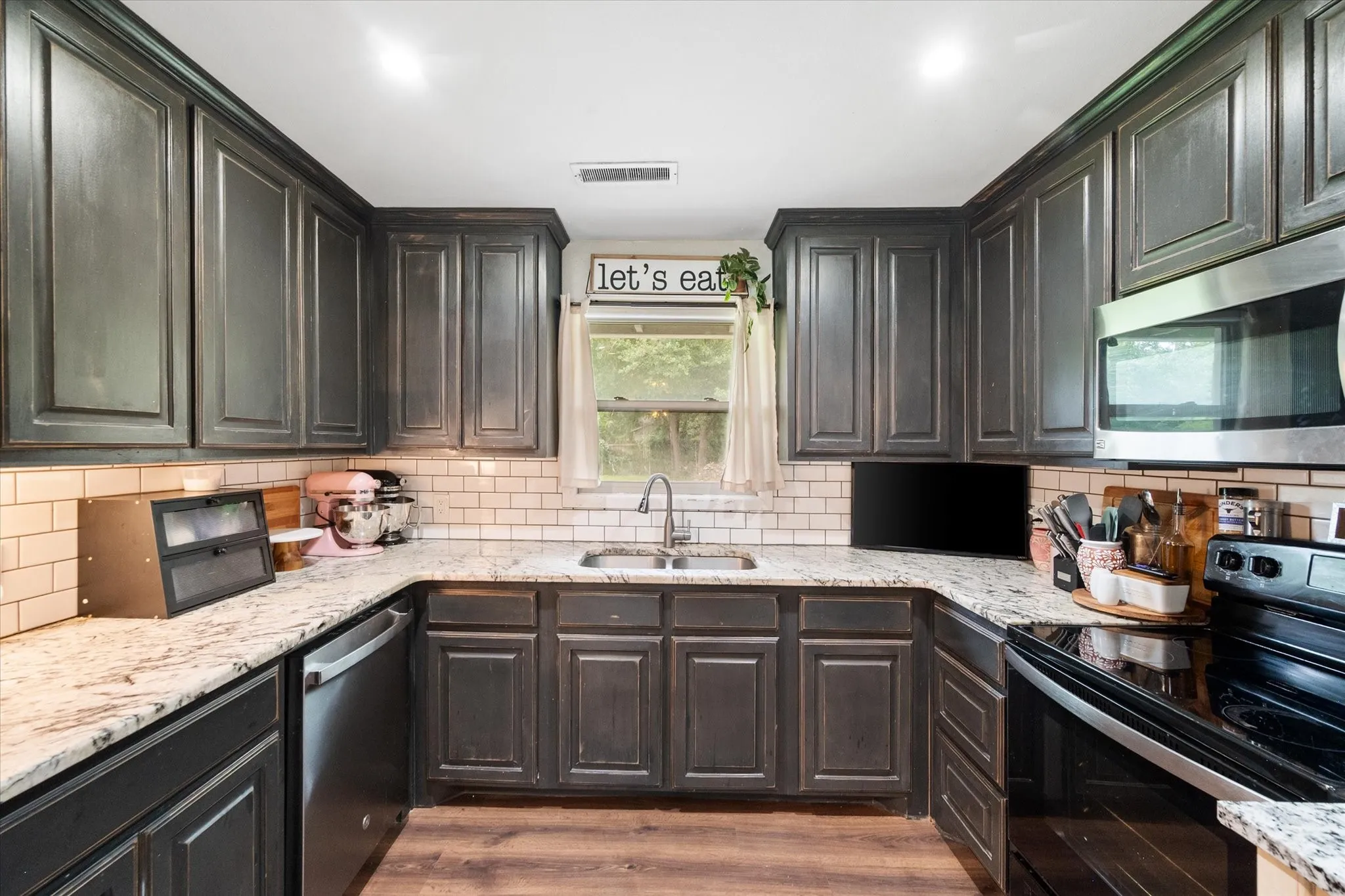 Single Family Residence For Sale in Navarro County , 1437 Ficklin Avenue, Corsicana, Texas 75110, 3 Bedroom, 2 Bathroom, Garage spaces, 1,592 Sqft, built in 1956, mls#21334865, Real Estate Agent in Corsicana, Homes For Sale in Navarro county, Homes For Sale in Corsicana, Realtor in Corsicana Texas, Real Estate Brokerage Independent Realty Texas, Luminita Cordes Realtor