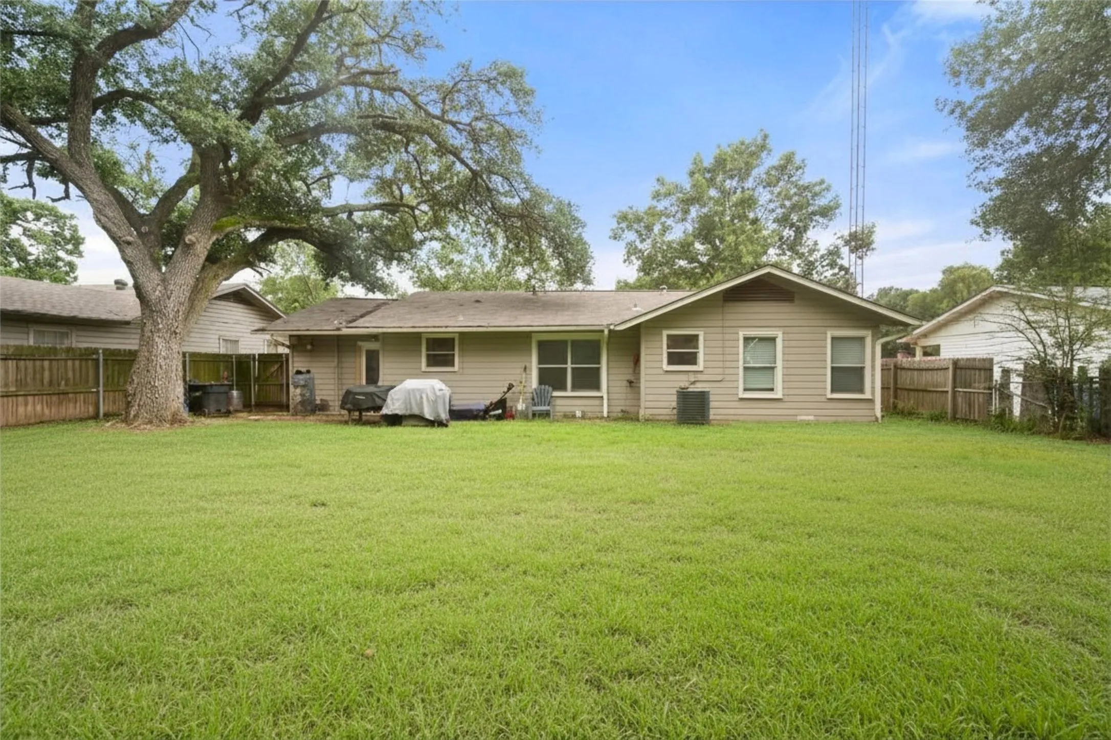 Single Family Residence For Sale in Navarro County , 1437 Ficklin Avenue, Corsicana, Texas 75110, 3 Bedroom, 2 Bathroom, Garage spaces, 1,592 Sqft, built in 1956, mls#21334865, Real Estate Agent in Corsicana, Homes For Sale in Navarro county, Homes For Sale in Corsicana, Realtor in Corsicana Texas, Real Estate Brokerage Independent Realty Texas, Luminita Cordes Realtor