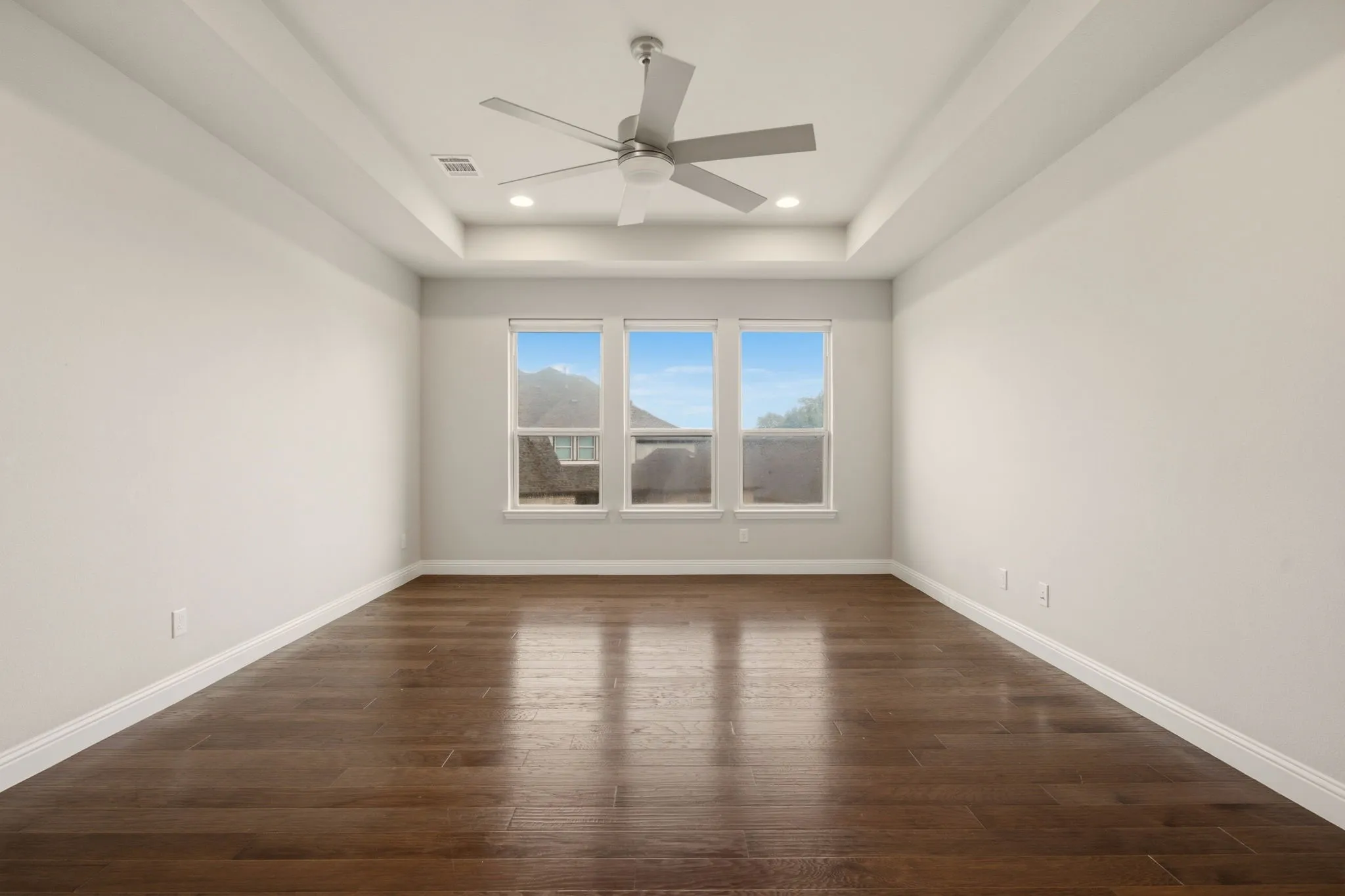 Upstairs Great Room with Tray Ceiling and Ceiling Fan.