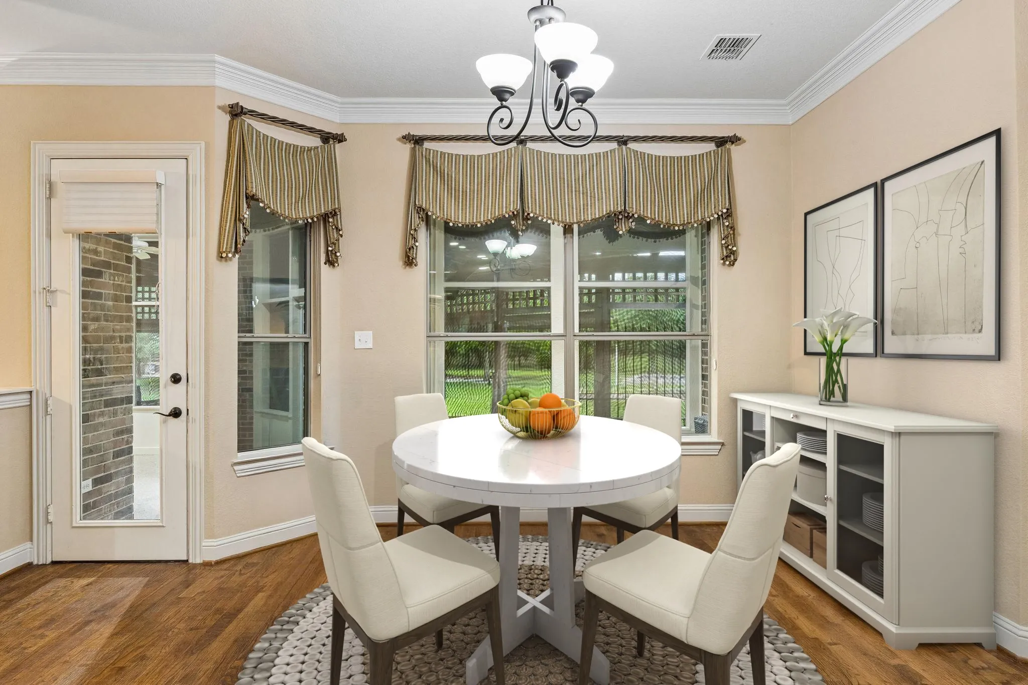 The breakfast nook is just off the kitchen.
Convenient for family meals. Enjoy views of the
backyard and the open flow to the family room.
This space has an oil rubbed bronze light fixture,
crown moulding and hand scraped hardwood
flooring.