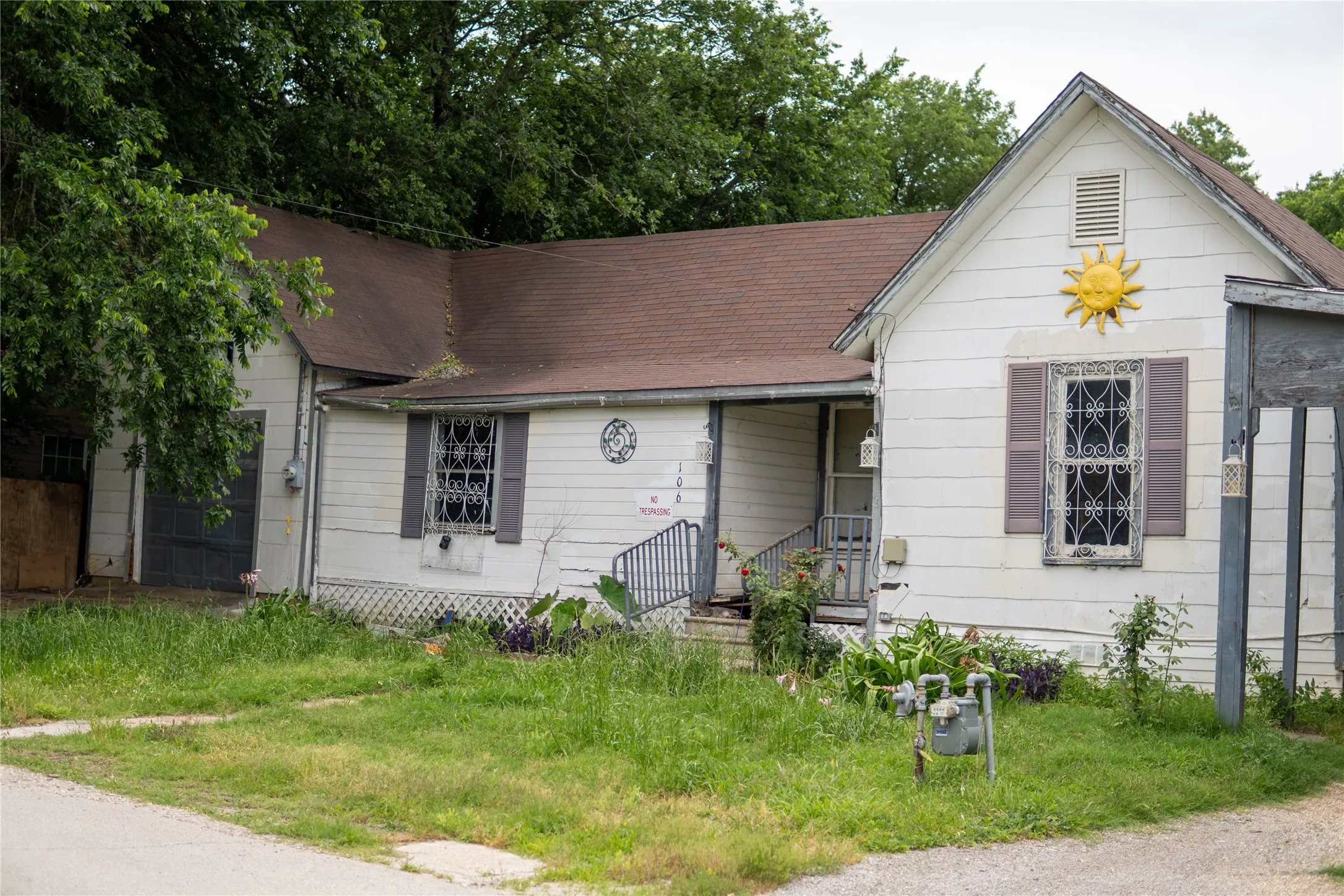 Single Family Residence For Sale in Johnson County , 106 S Watson Street, Alvarado, Texas 76009, 3 Bedrooms, 1 Bathroom, 1 Garage spaces, 1,130 Sqft, built in 1948, Price $155,000, mls#21332289, Real Estate Agent in Alvarado, Homes For Sale in Johnson county, Homes For Sale in Alvarado, Realtor in Alvarado Texas, Real Estate Brokerage Independent Realty Texas, Luminita Cordes Realtor
