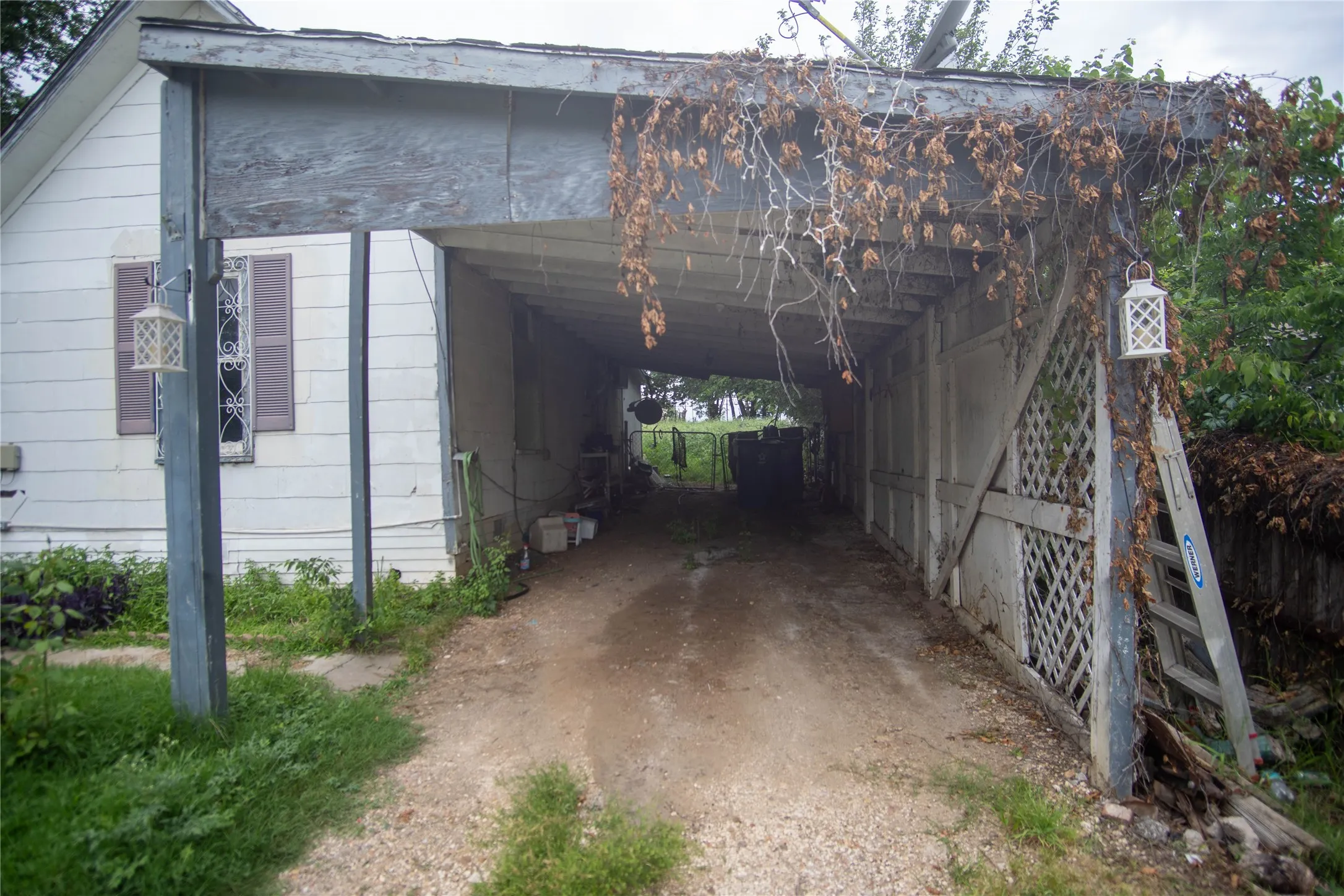 Single Family Residence For Sale in Johnson County , 106 S Watson Street, Alvarado, Texas 76009, 3 Bedrooms, 1 Bathroom, 1 Garage spaces, 1,130 Sqft, built in 1948, Price $155,000, mls#21332289, Real Estate Agent in Alvarado, Homes For Sale in Johnson county, Homes For Sale in Alvarado, Realtor in Alvarado Texas, Real Estate Brokerage Independent Realty Texas, Luminita Cordes Realtor