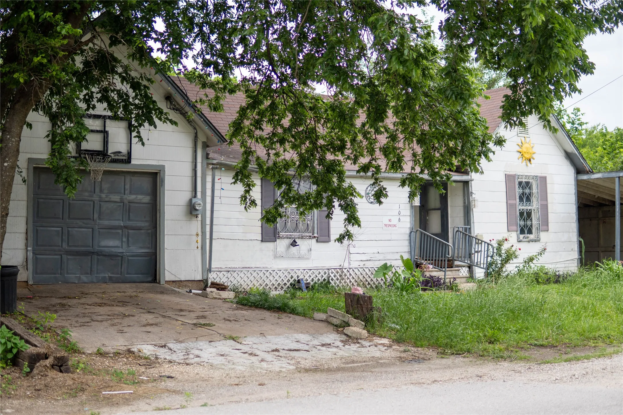 Single Family Residence For Sale in Johnson County , 106 S Watson Street, Alvarado, Texas 76009, 3 Bedrooms, 1 Bathroom, 1 Garage spaces, 1,130 Sqft, built in 1948, Price $155,000, mls#21332289, Real Estate Agent in Alvarado, Homes For Sale in Johnson county, Homes For Sale in Alvarado, Realtor in Alvarado Texas, Real Estate Brokerage Independent Realty Texas, Luminita Cordes Realtor