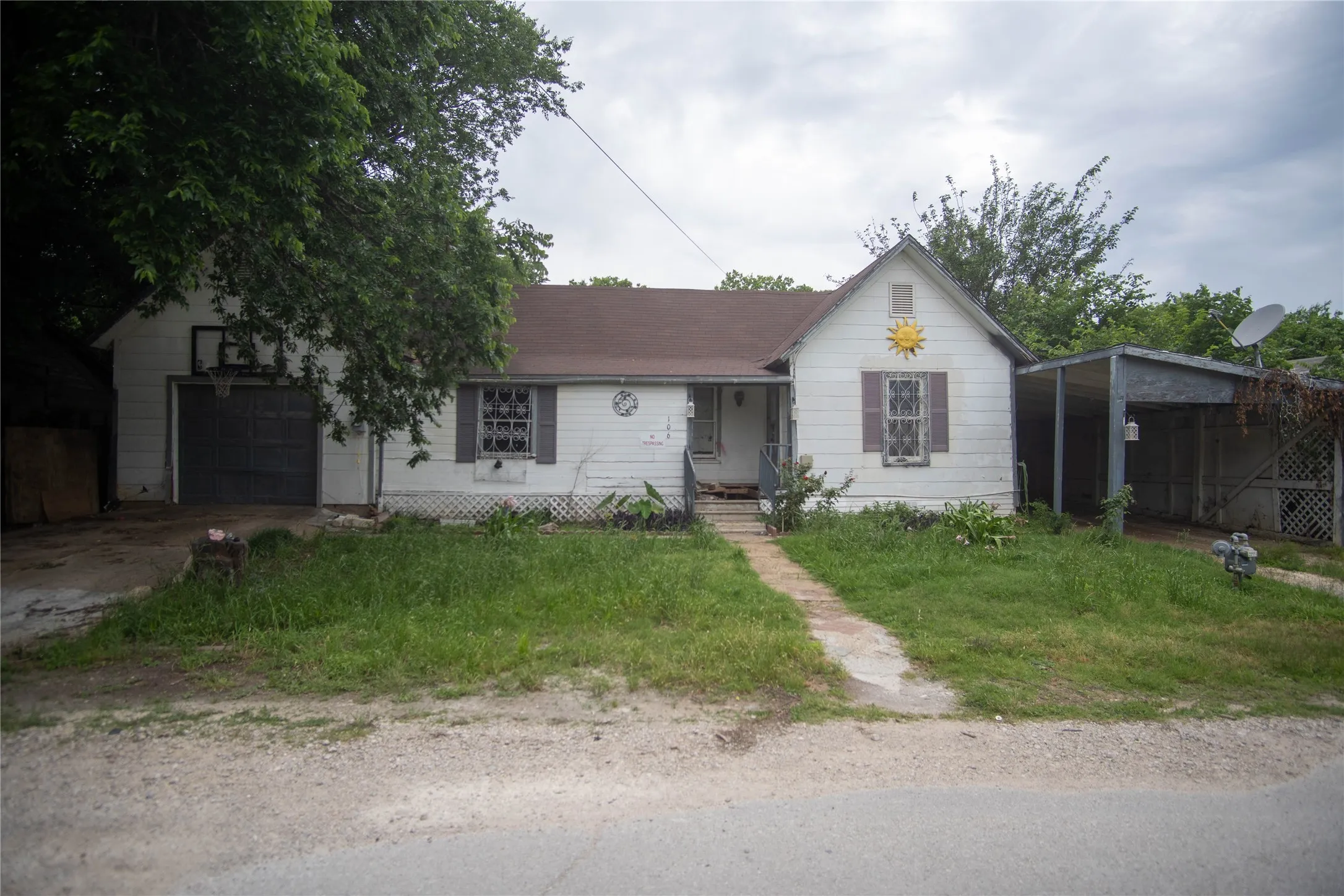 Single Family Residence For Sale in Johnson County , 106 S Watson Street, Alvarado, Texas 76009, 3 Bedrooms, 1 Bathroom, 1 Garage spaces, 1,130 Sqft, built in 1948, Price $155,000, mls#21332289, Real Estate Agent in Alvarado, Homes For Sale in Johnson county, Homes For Sale in Alvarado, Realtor in Alvarado Texas, Real Estate Brokerage Independent Realty Texas, Luminita Cordes Realtor